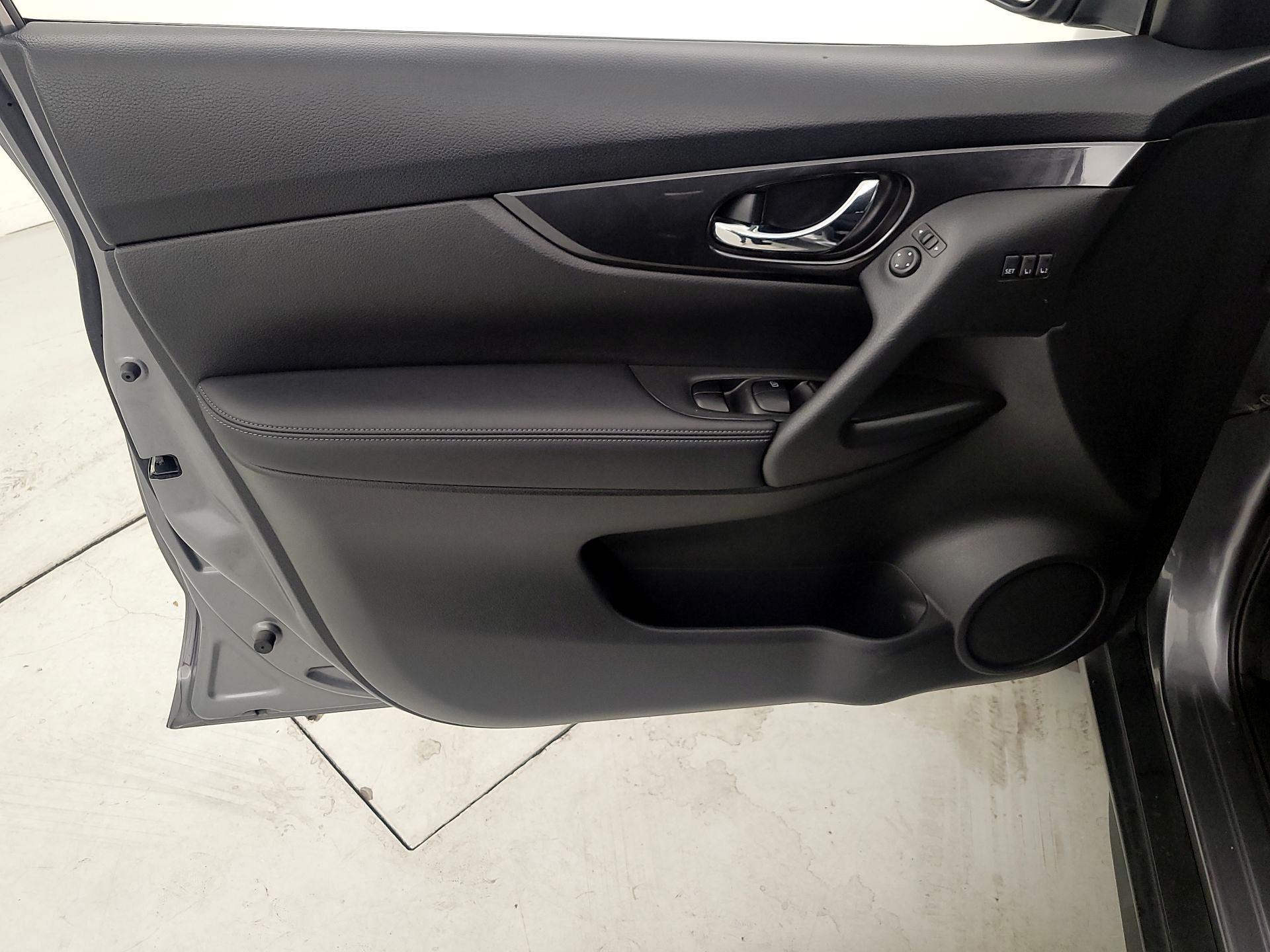 Thumbnail: 2018 Nissan Rogue - 12