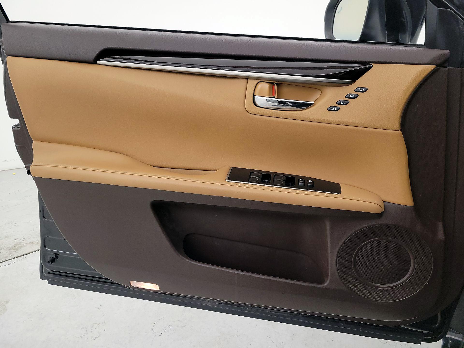 Thumbnail: 2018 Lexus ES - 12