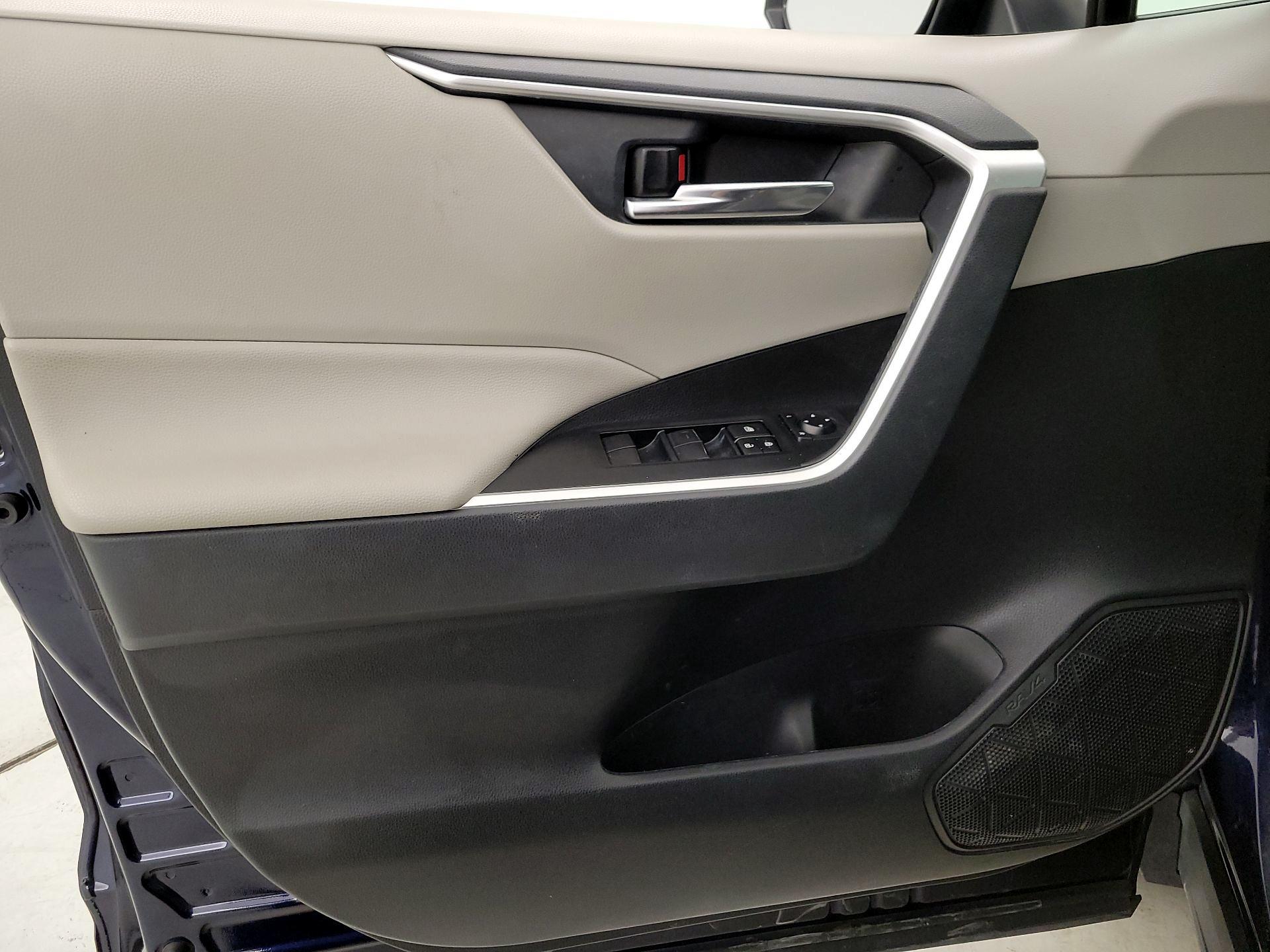 Thumbnail: 2019 Toyota RAV4 - 12