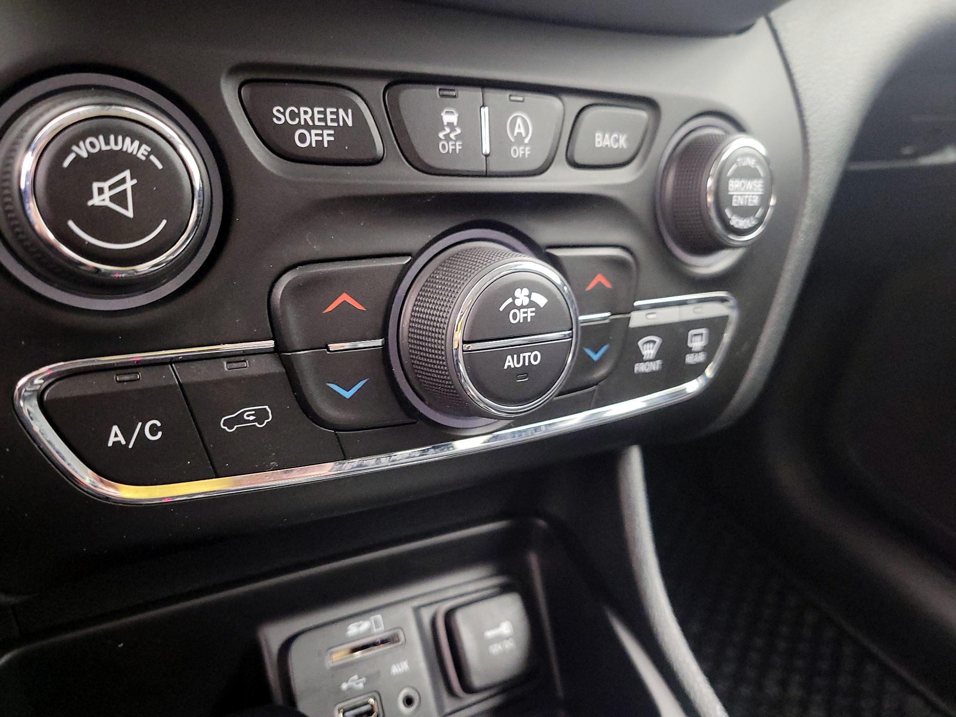 Thumbnail: 2015 Jeep Cherokee - 17