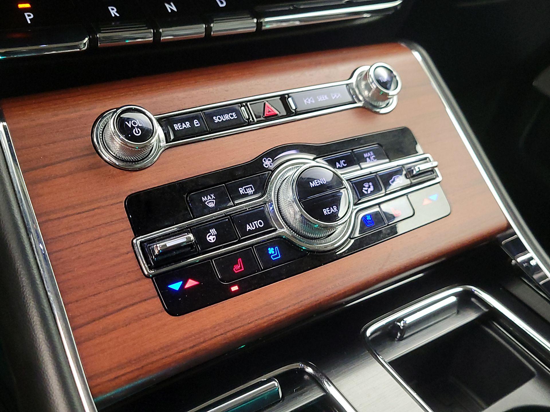 Thumbnail: 2021 Lincoln Aviator - 17