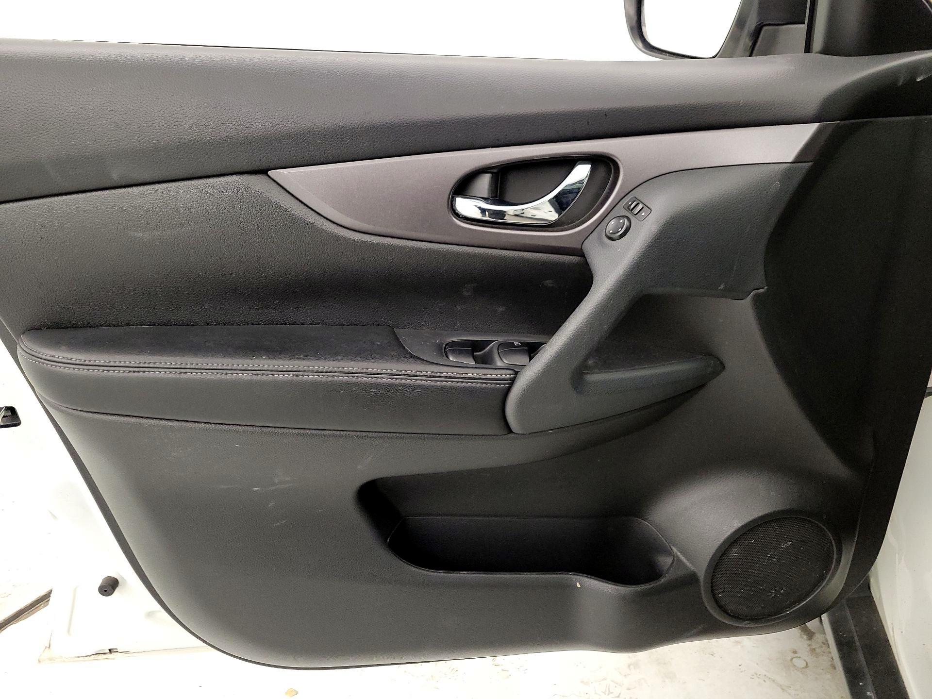 Thumbnail: 2015 Nissan Rogue - 12