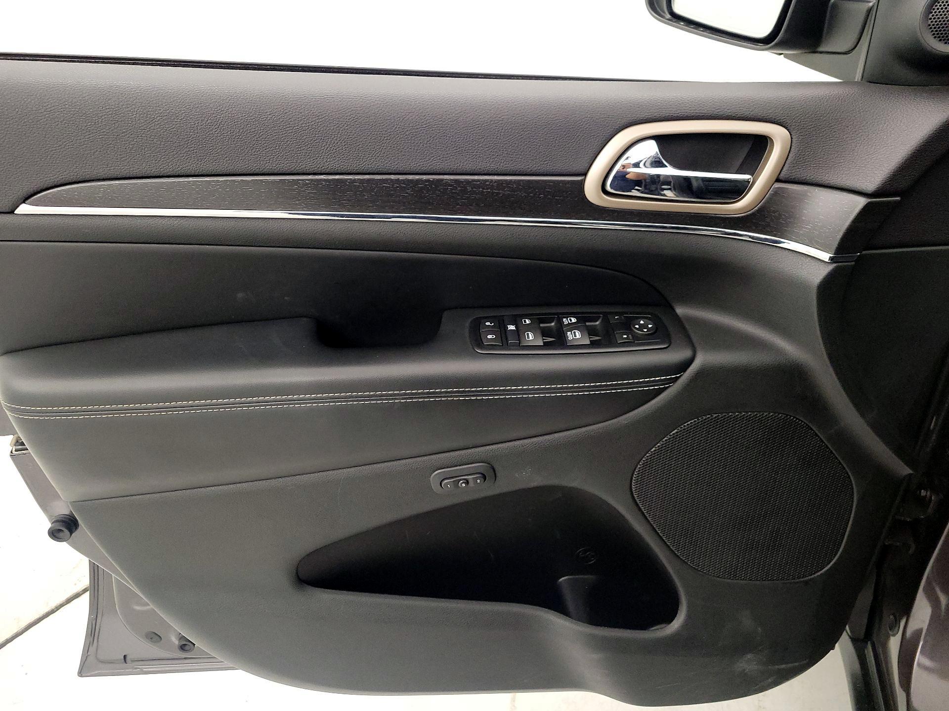 Thumbnail: 2015 Jeep Grand Cherokee - 12