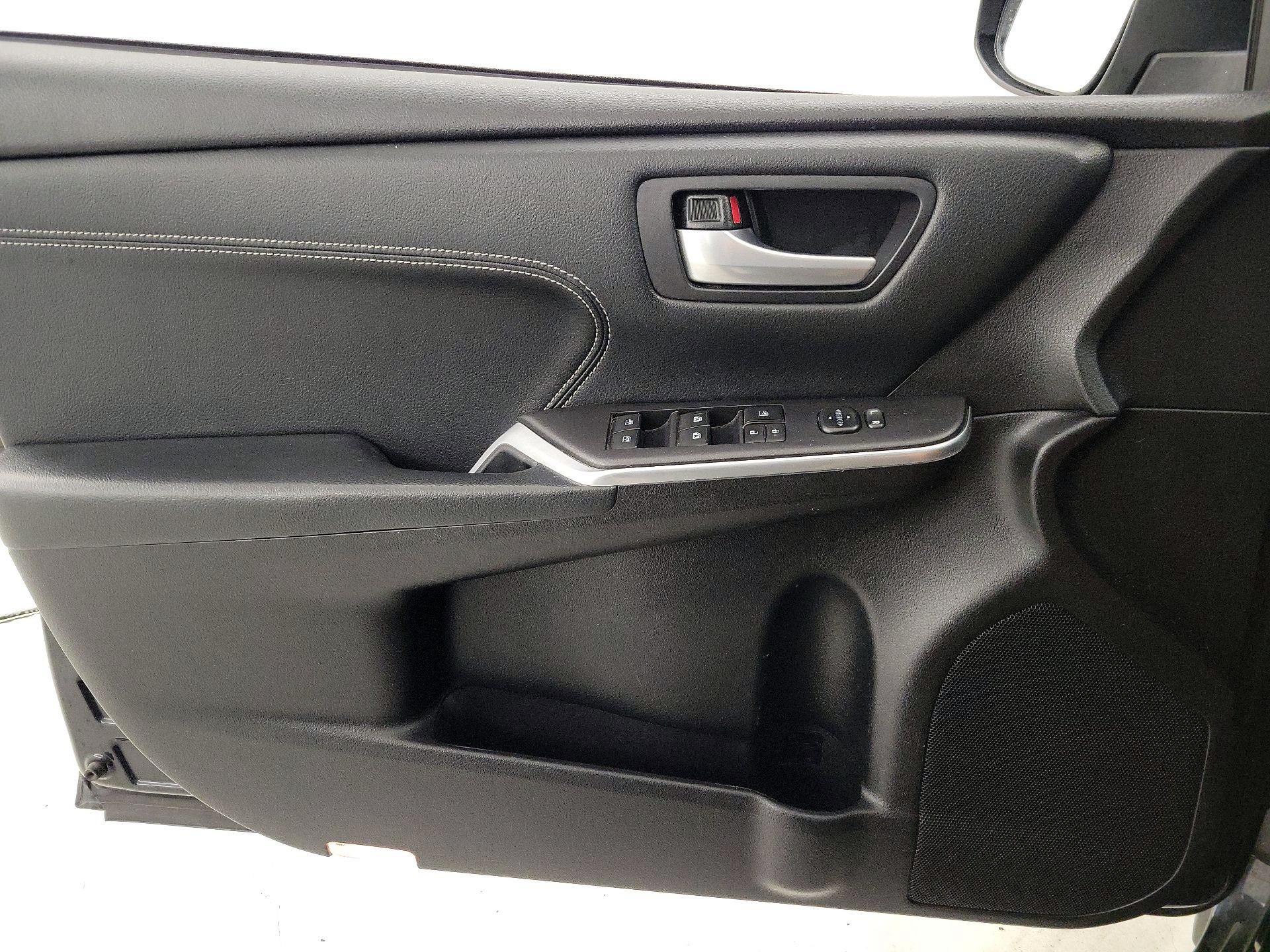 Thumbnail: 2015 Toyota Camry - 12