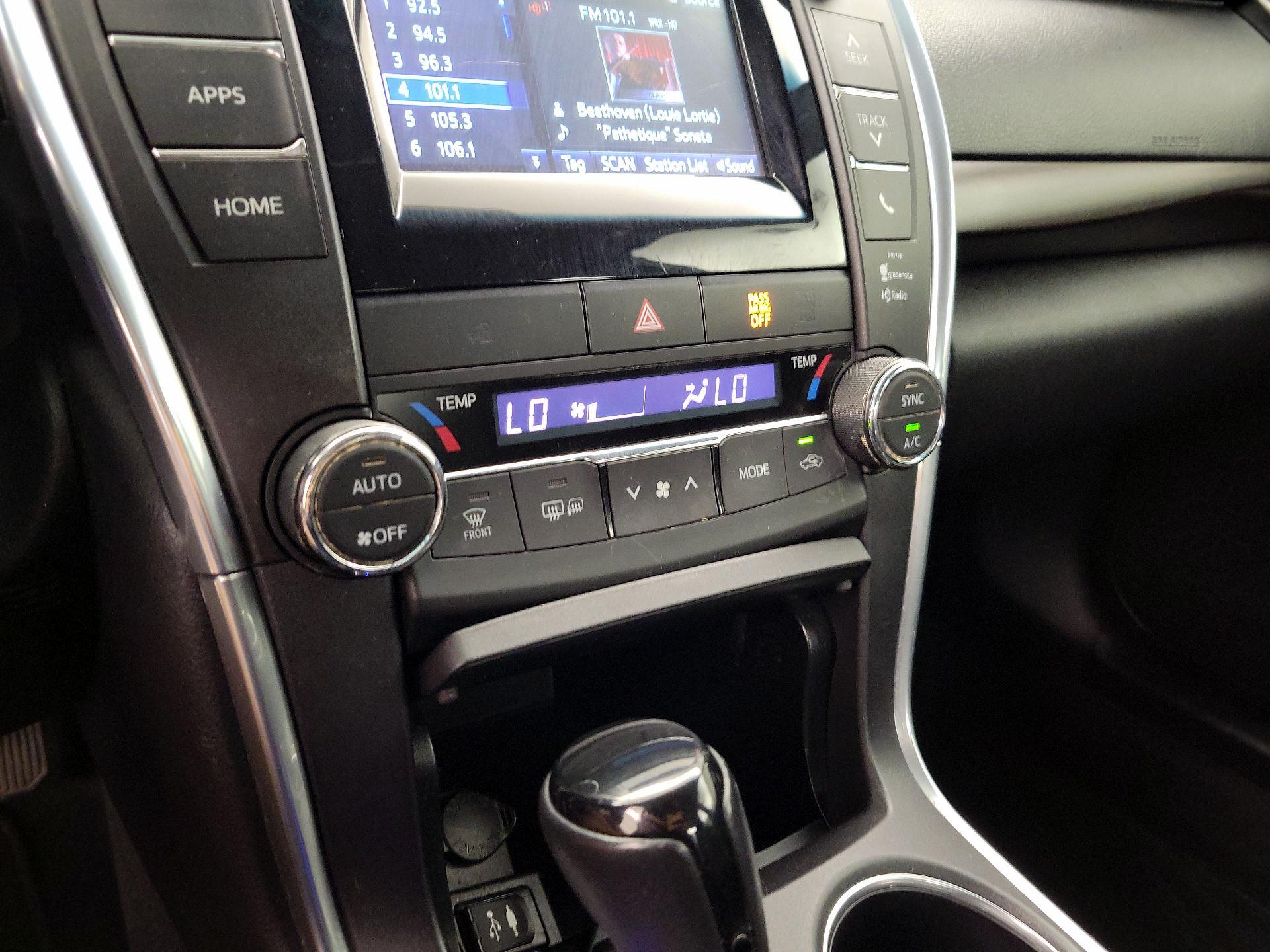 Thumbnail: 2015 Toyota Camry - 16