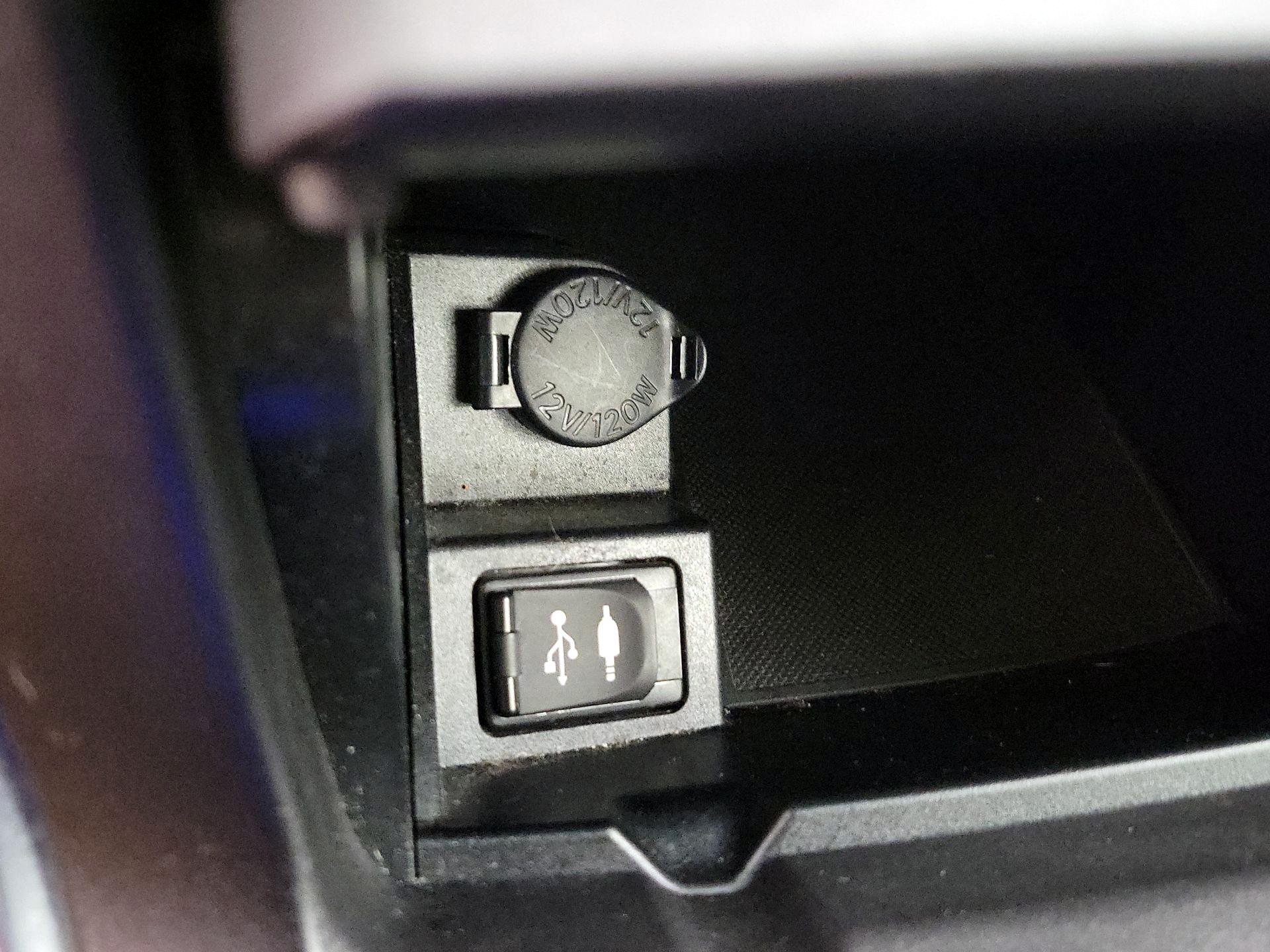 Thumbnail: 2015 Toyota Camry - 18