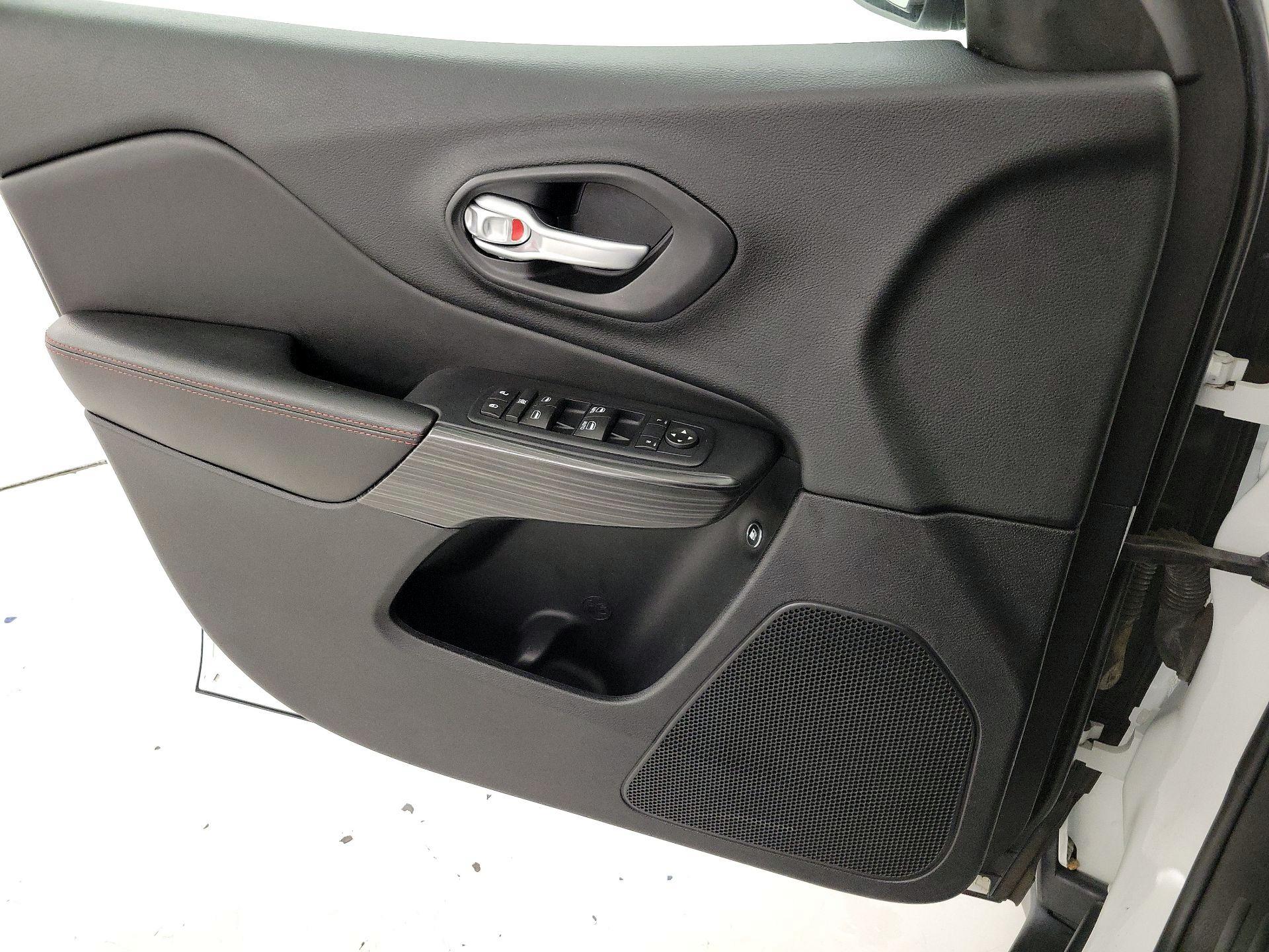 Thumbnail: 2016 Jeep Cherokee - 12