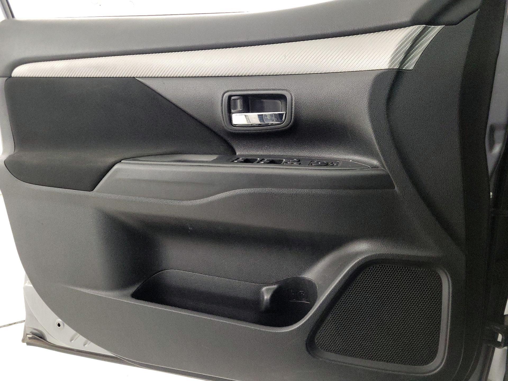 Thumbnail: 2018 Mitsubishi Outlander - 12