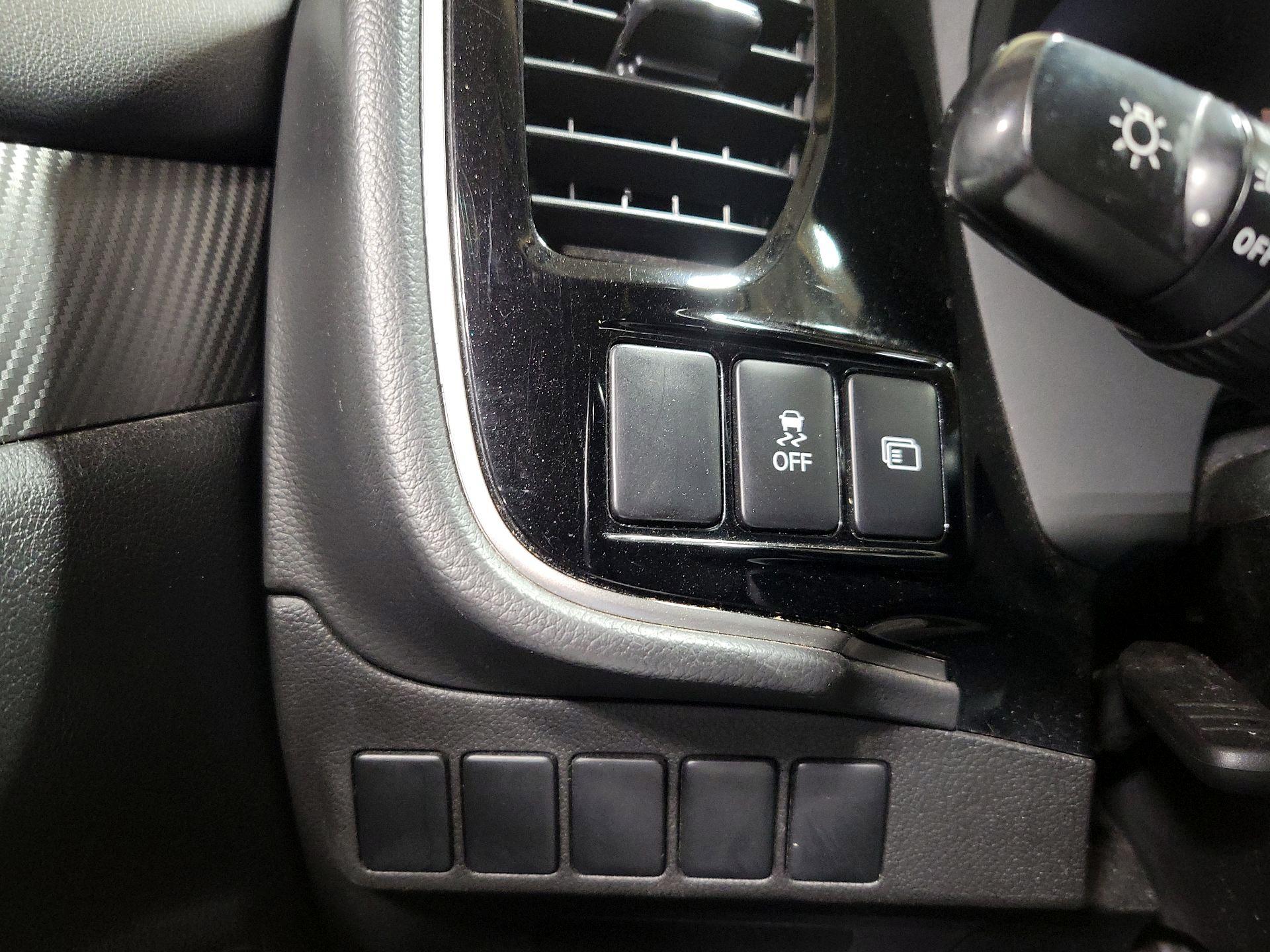 Thumbnail: 2018 Mitsubishi Outlander - 13