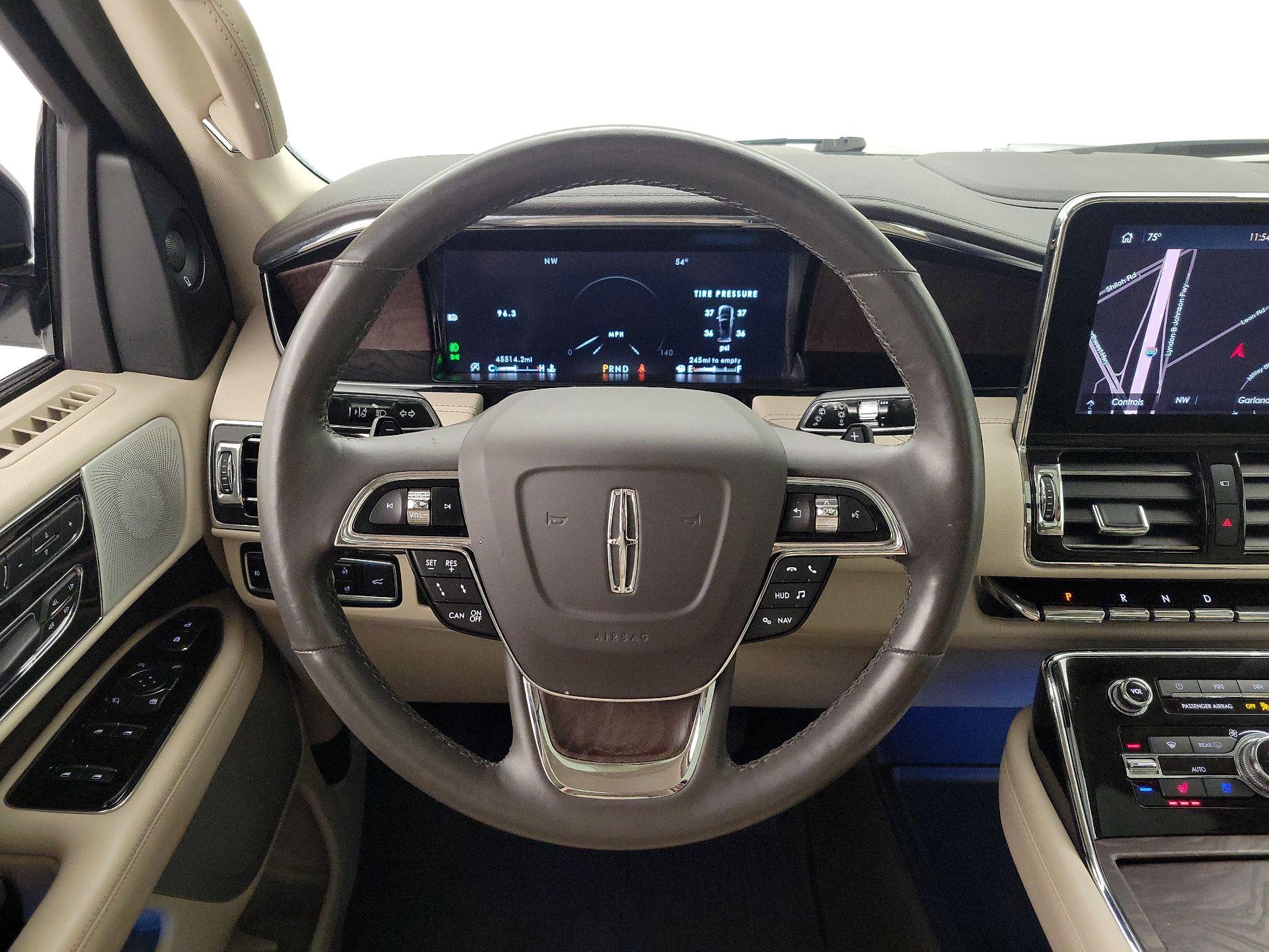 Thumbnail: 2021 Lincoln Navigator L - 10