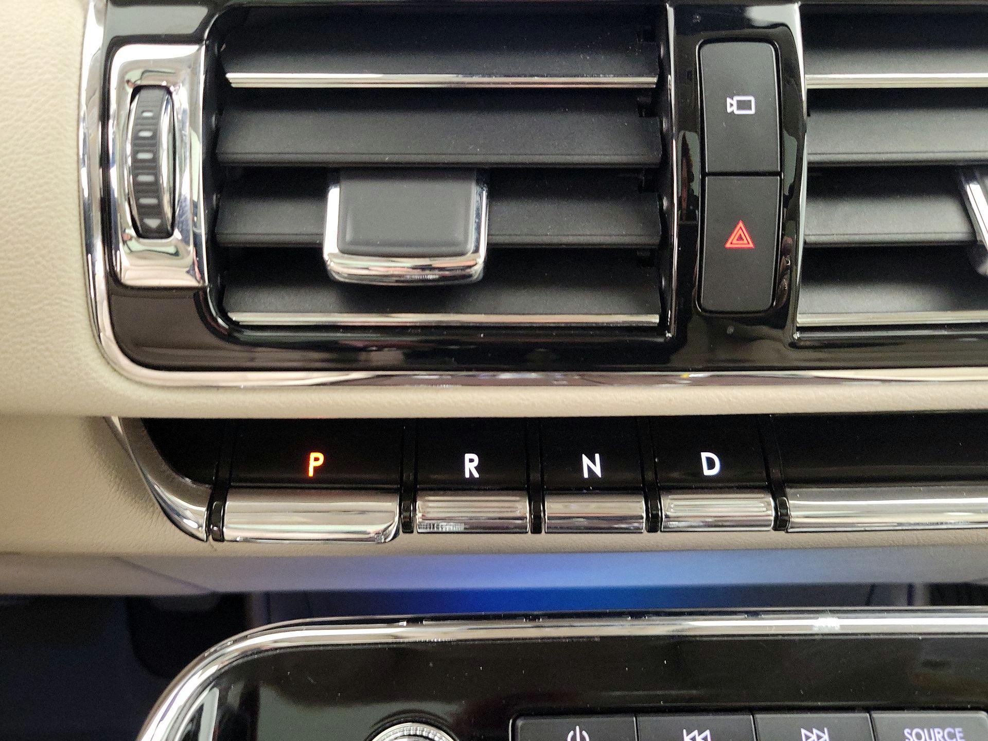 Thumbnail: 2021 Lincoln Navigator L - 18