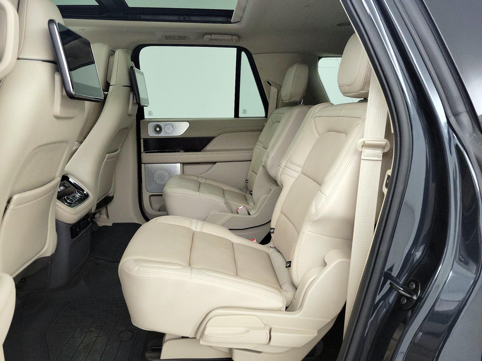 Thumbnail: 2021 Lincoln Navigator L - 20