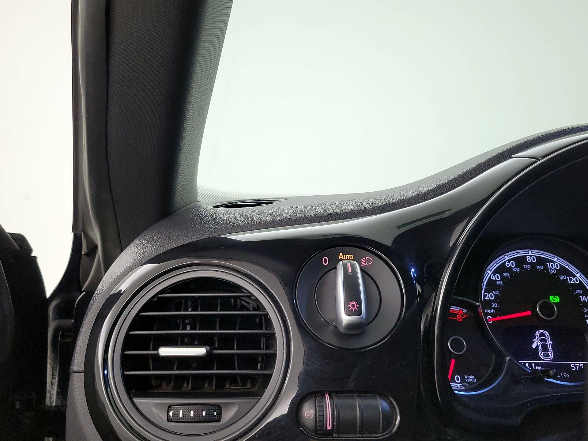 Thumbnail: 2018 Volkswagen Beetle - 13