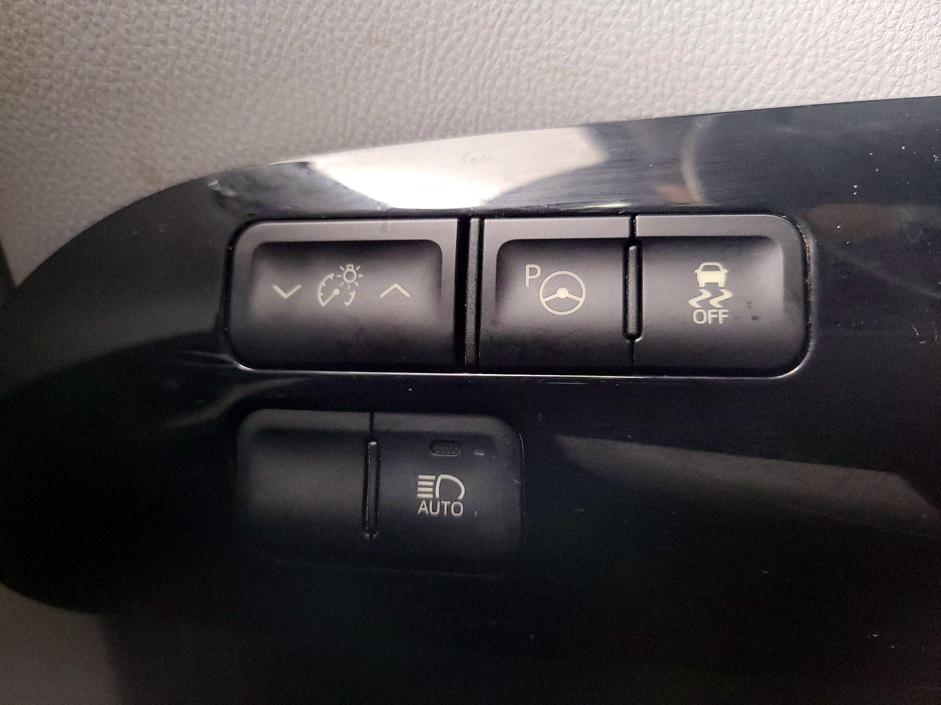 Thumbnail: 2017 Toyota Prius - 13