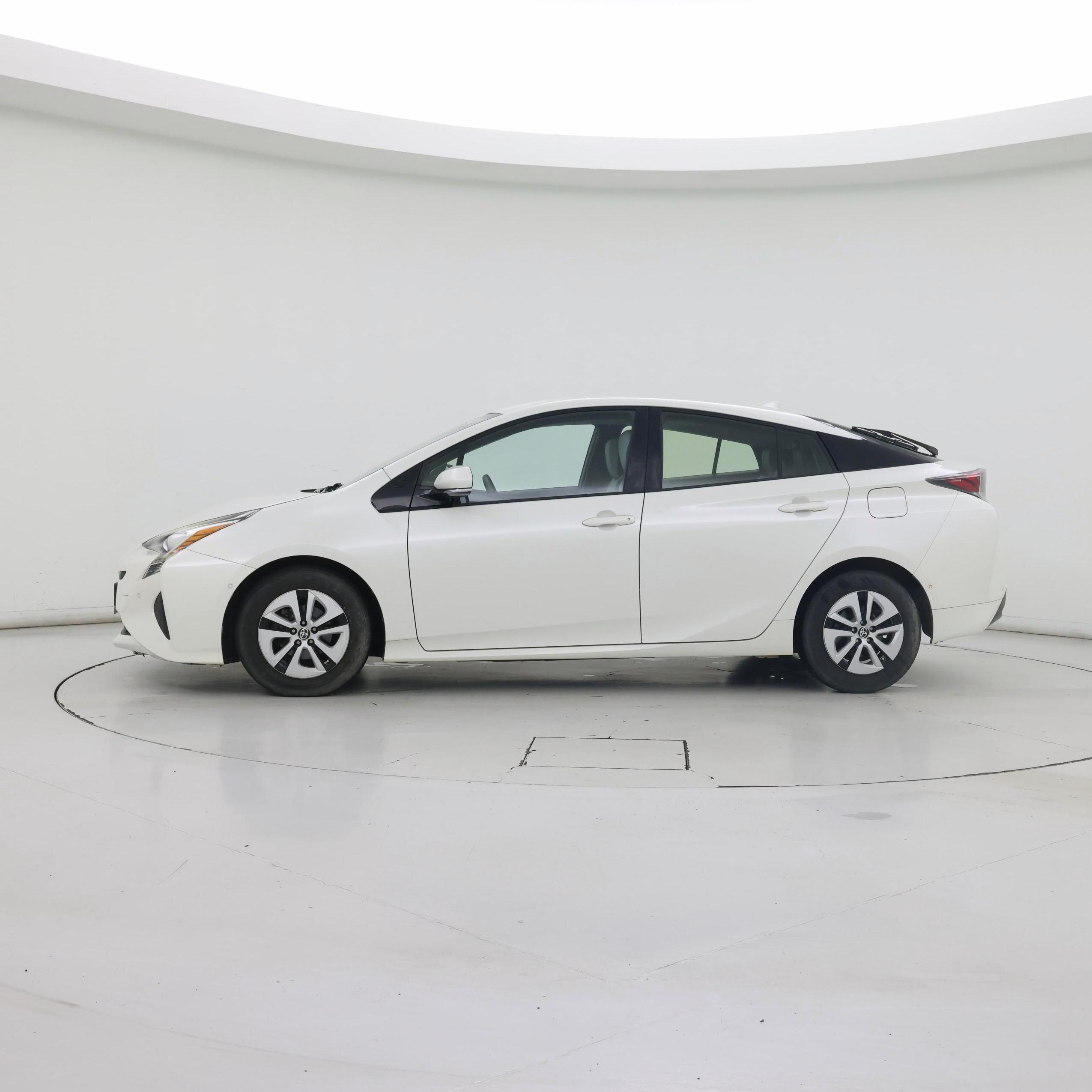 Thumbnail: 2017 Toyota Prius - 3