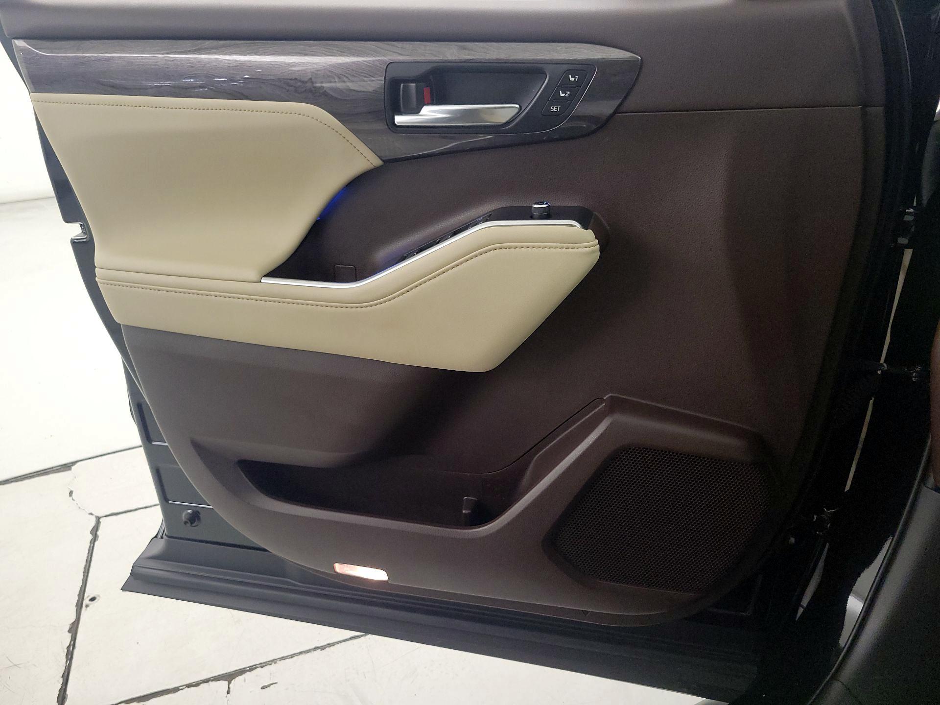 Thumbnail: 2021 Toyota Highlander - 12