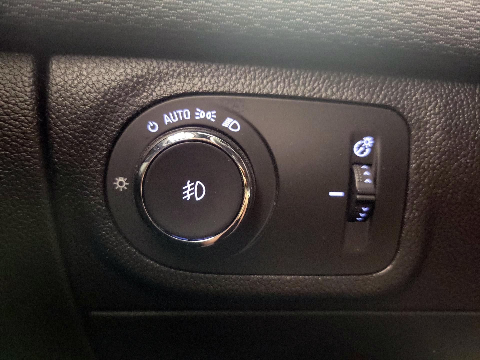 Thumbnail: 2018 Chevrolet Cruze - 13