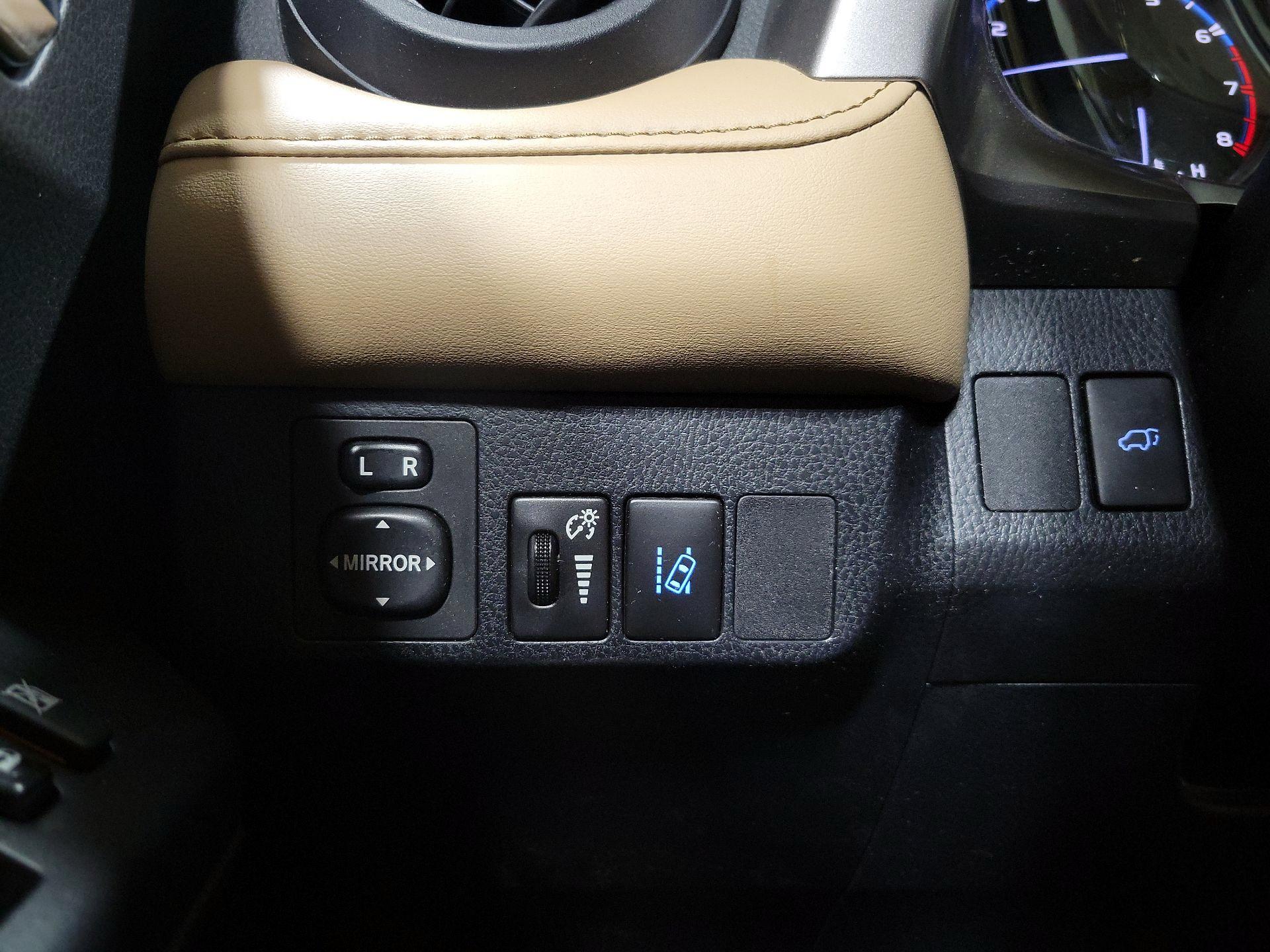 Thumbnail: 2018 Toyota RAV4 - 13
