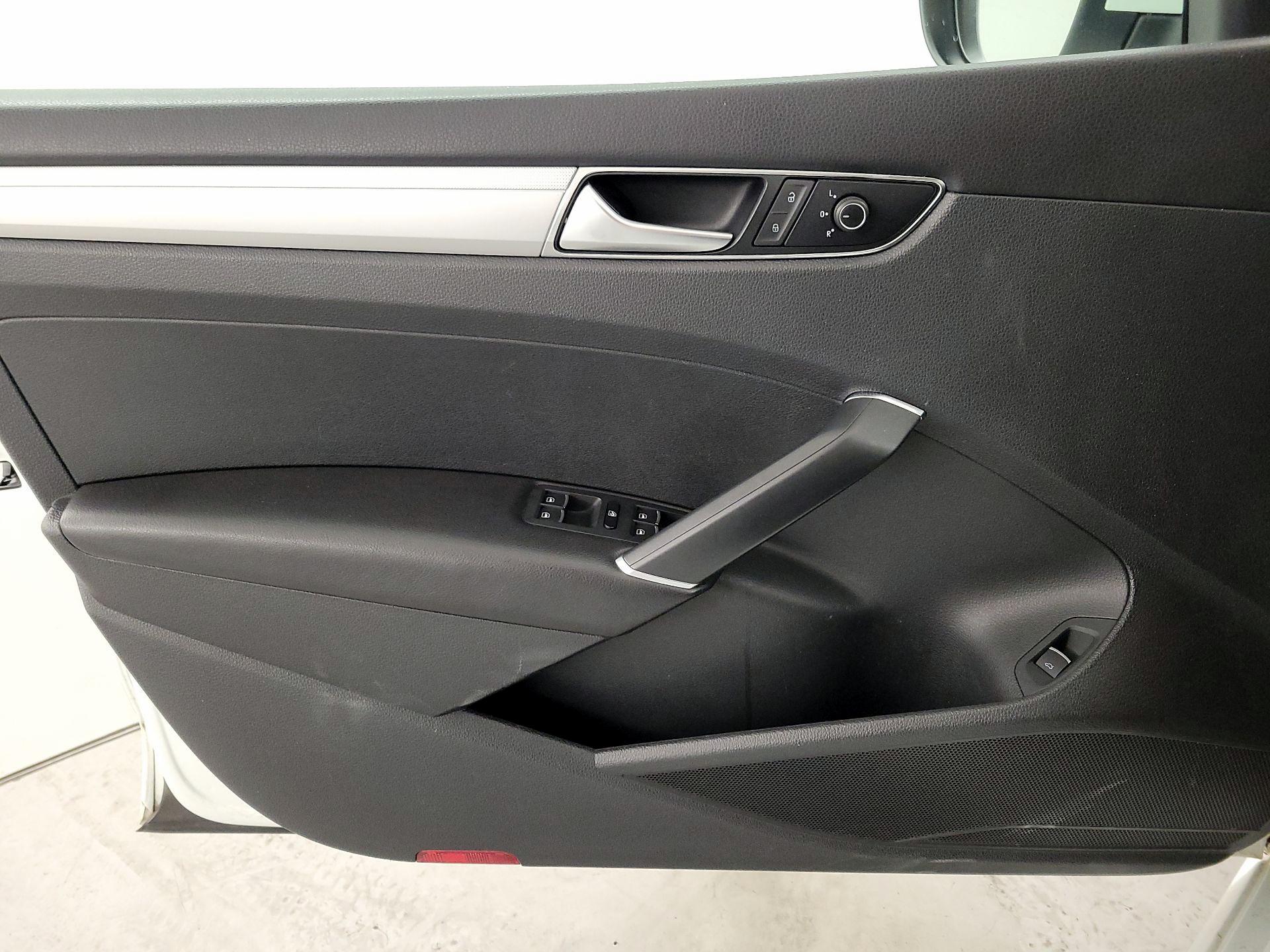 Thumbnail: 2016 Volkswagen Passat - 12