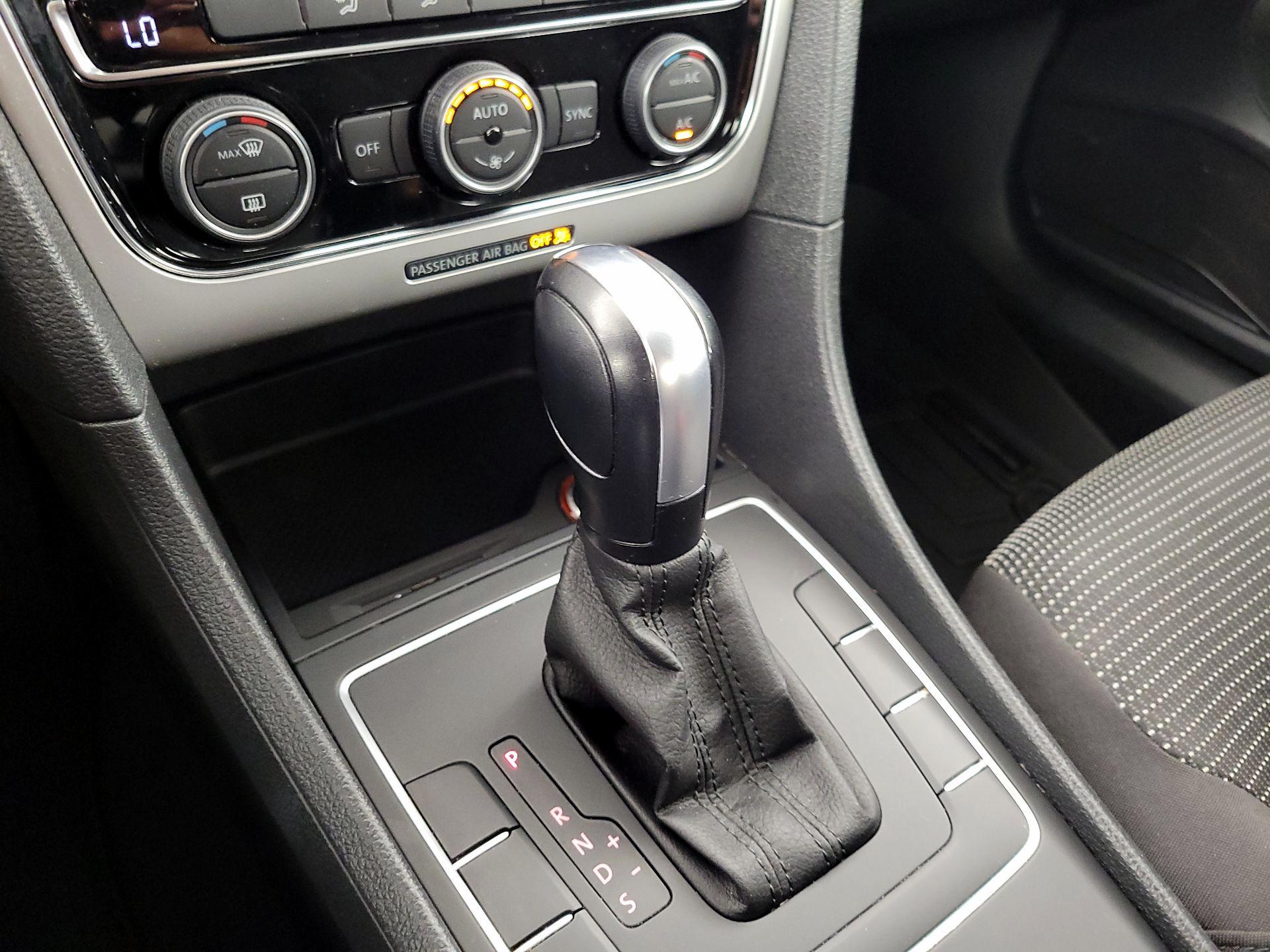 Thumbnail: 2016 Volkswagen Passat - 17