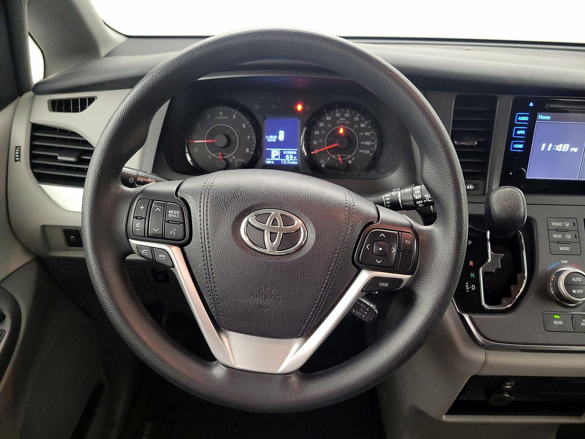 Thumbnail: 2017 Toyota Sienna - 10