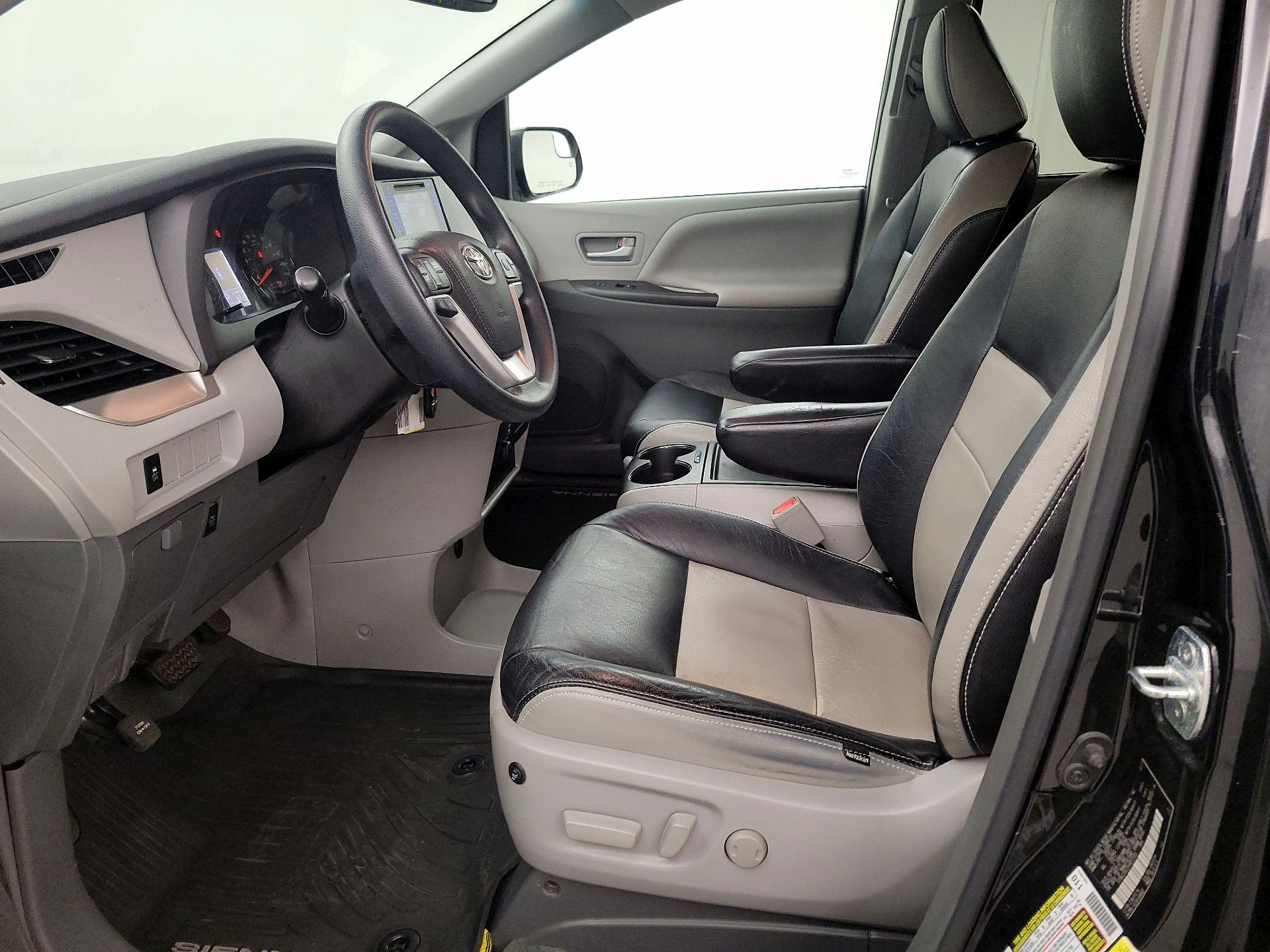 Thumbnail: 2017 Toyota Sienna - 11