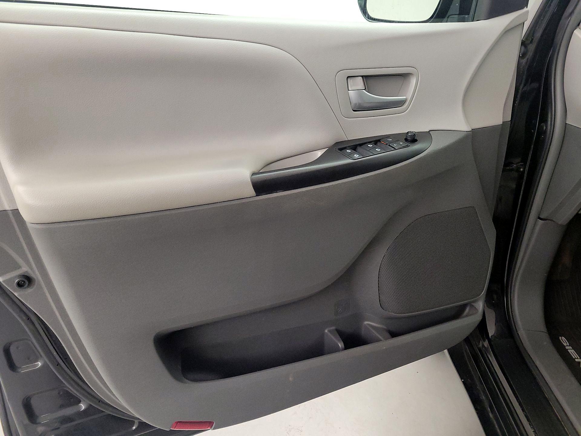Thumbnail: 2017 Toyota Sienna - 12