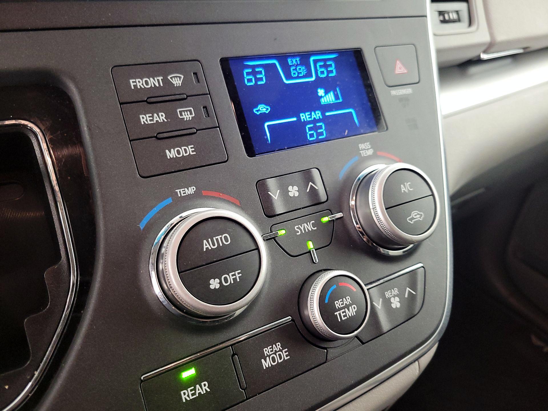 Thumbnail: 2017 Toyota Sienna - 16