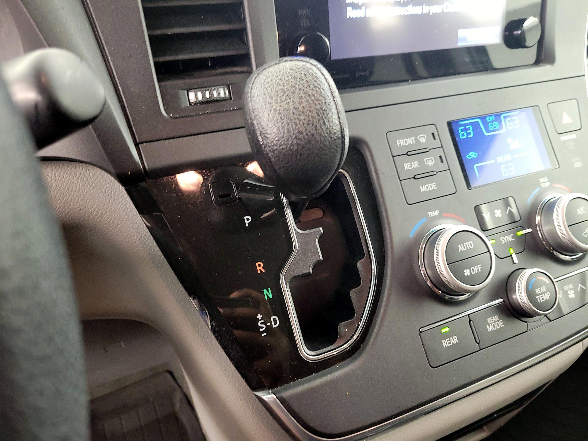 Thumbnail: 2017 Toyota Sienna - 17