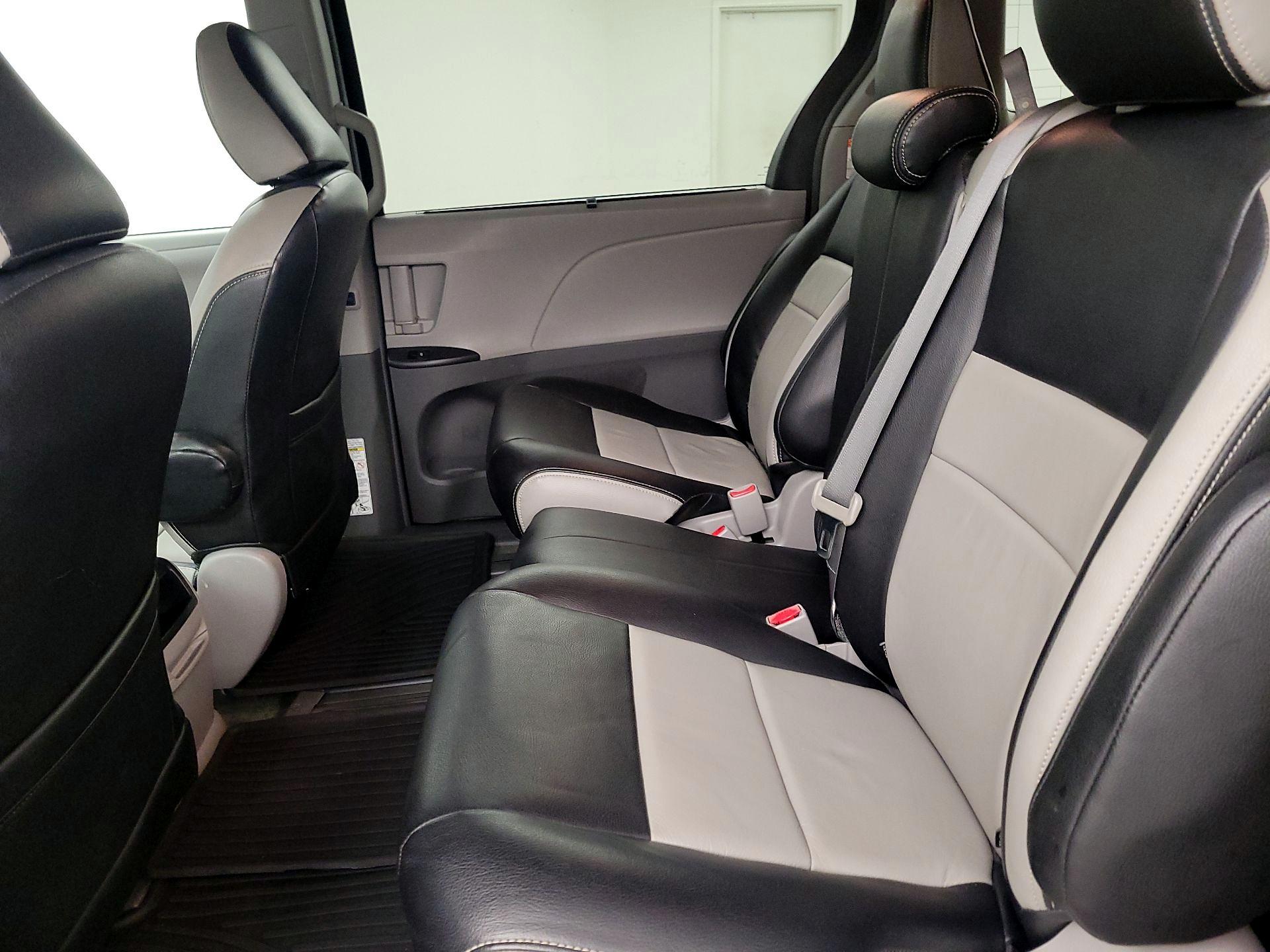 Thumbnail: 2017 Toyota Sienna - 19