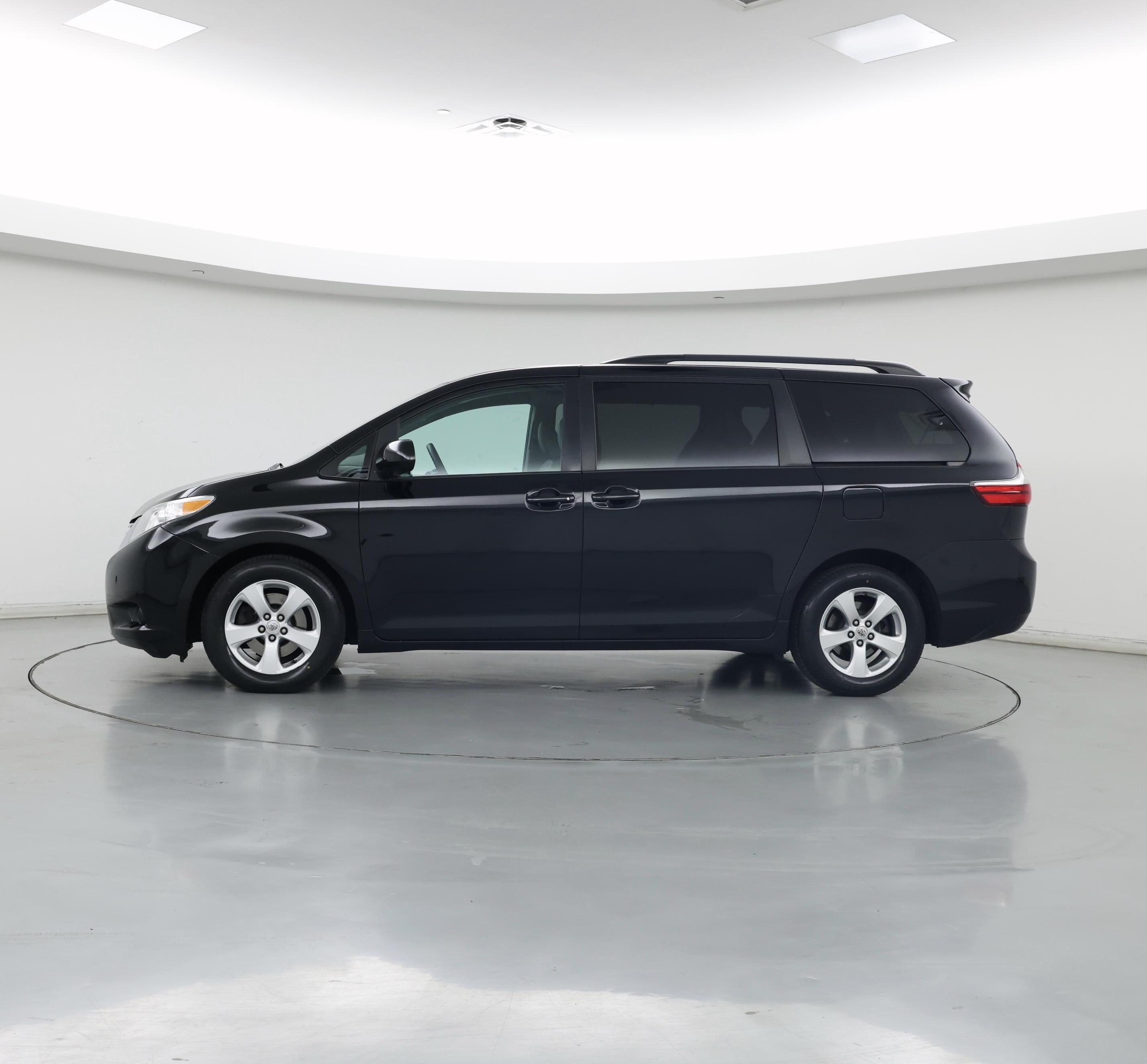 Thumbnail: 2017 Toyota Sienna - 3
