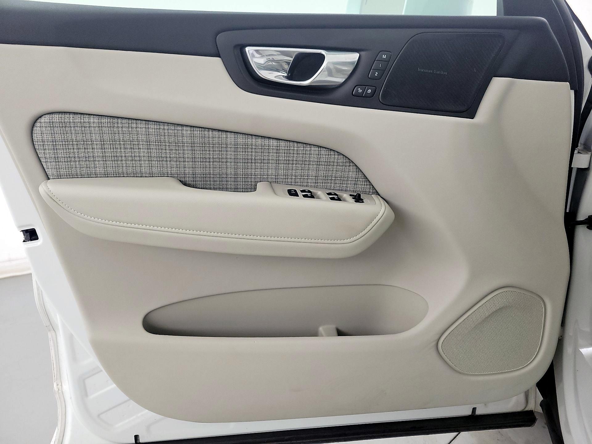 Thumbnail: 2022 Volvo XC60 - 12