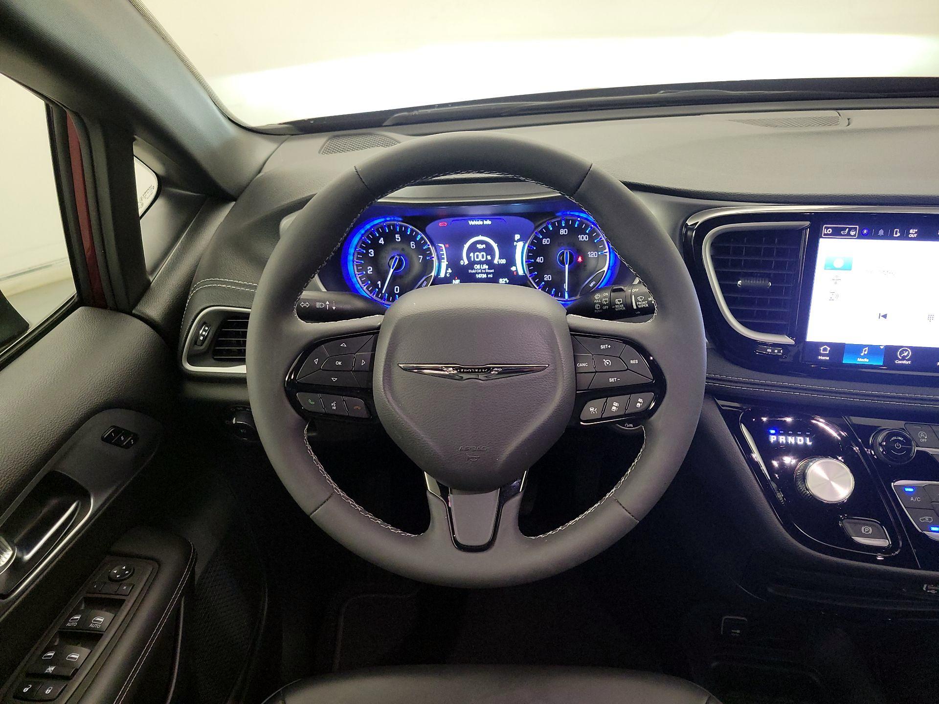 Thumbnail: 2023 Chrysler Pacifica - 10