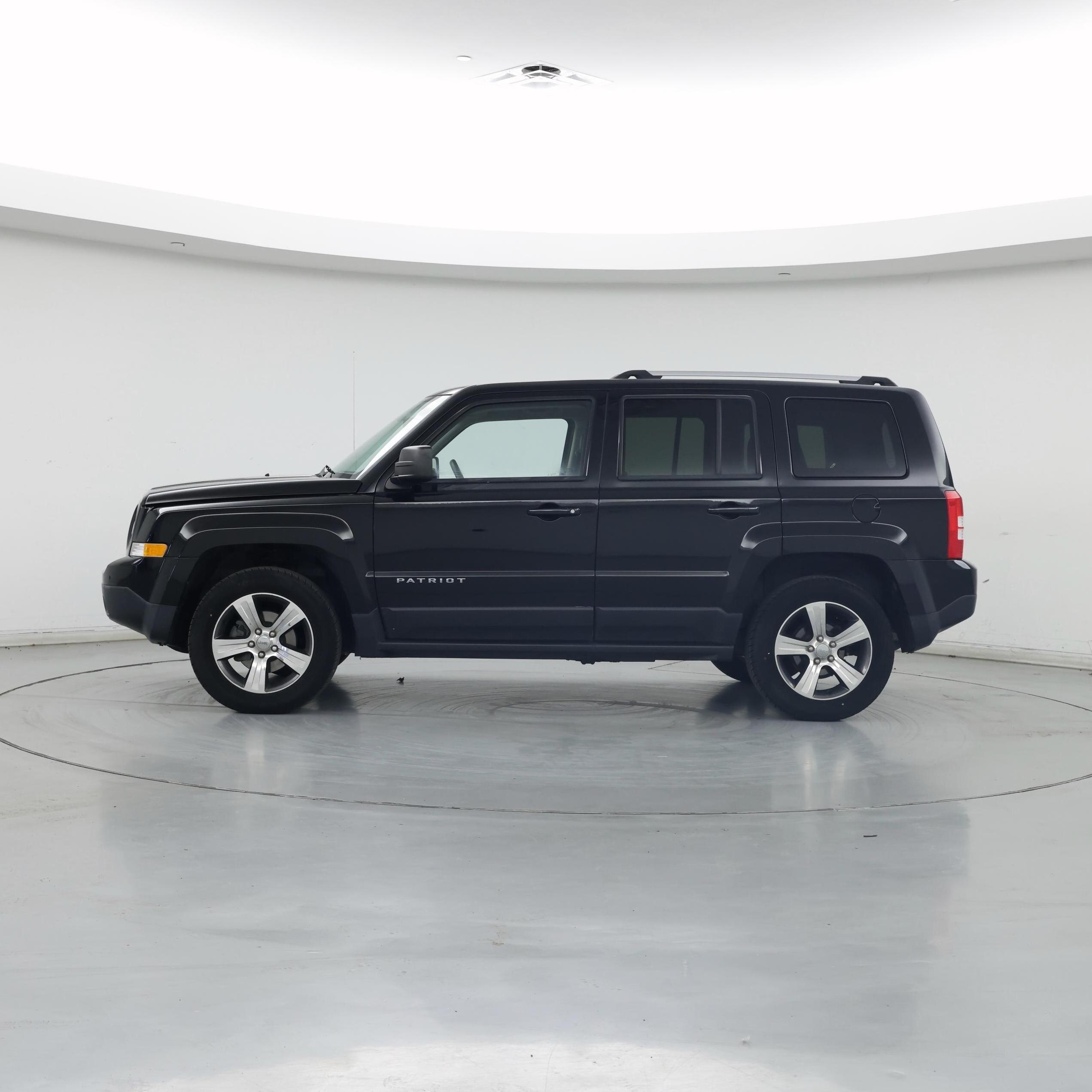 Thumbnail: 2016 Jeep Patriot - 3