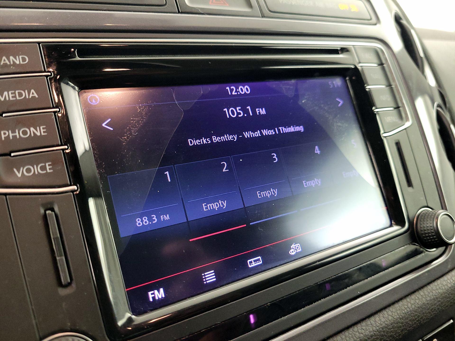 Thumbnail: 2016 Volkswagen Tiguan - 16