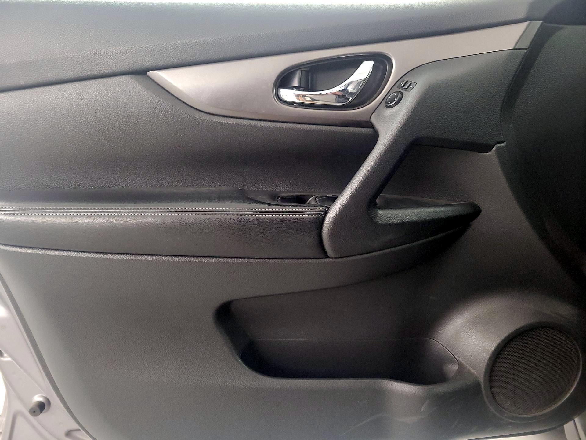Thumbnail: 2016 Nissan Rogue - 12