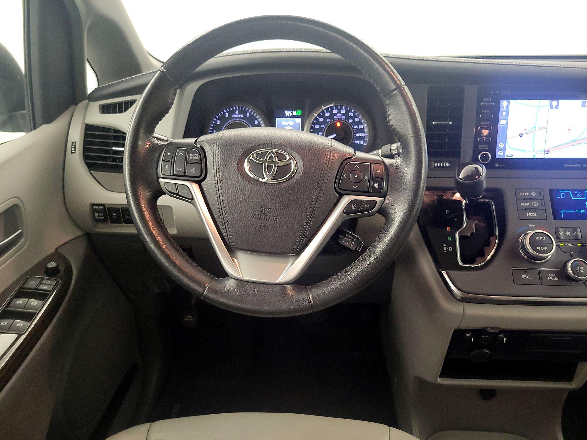 Thumbnail: 2019 Toyota Sienna - 10