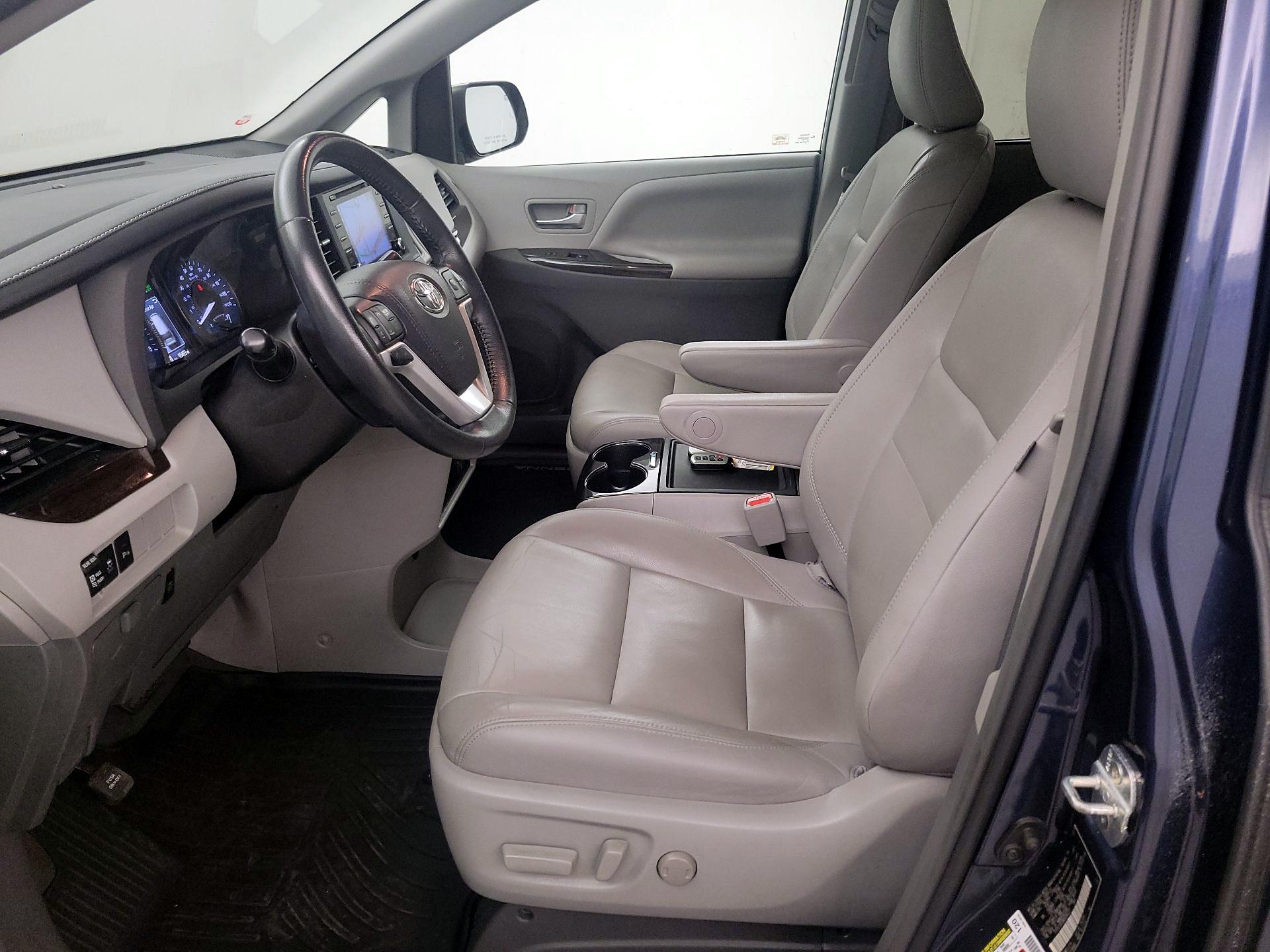 Thumbnail: 2019 Toyota Sienna - 11