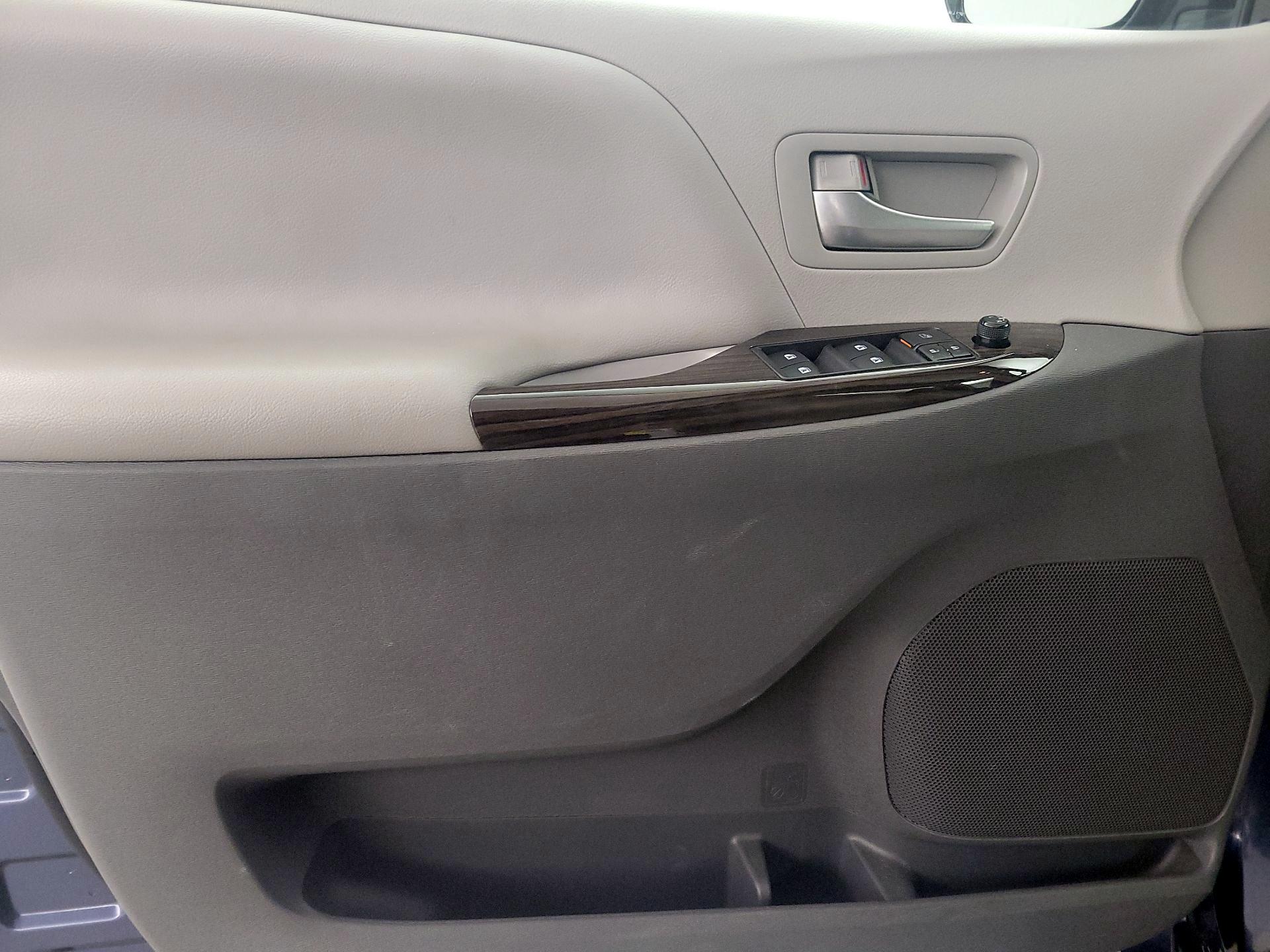 Thumbnail: 2019 Toyota Sienna - 12