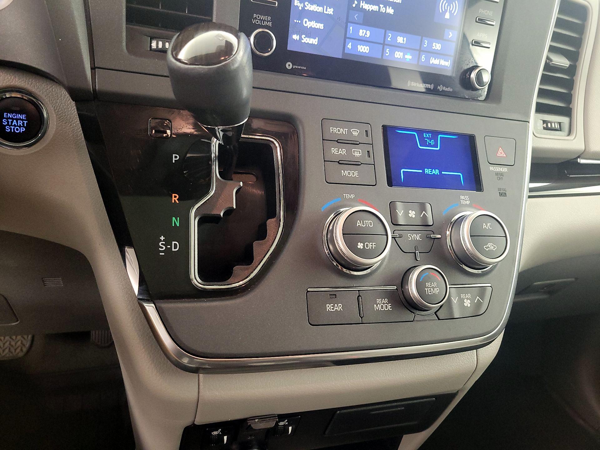 Thumbnail: 2019 Toyota Sienna - 18