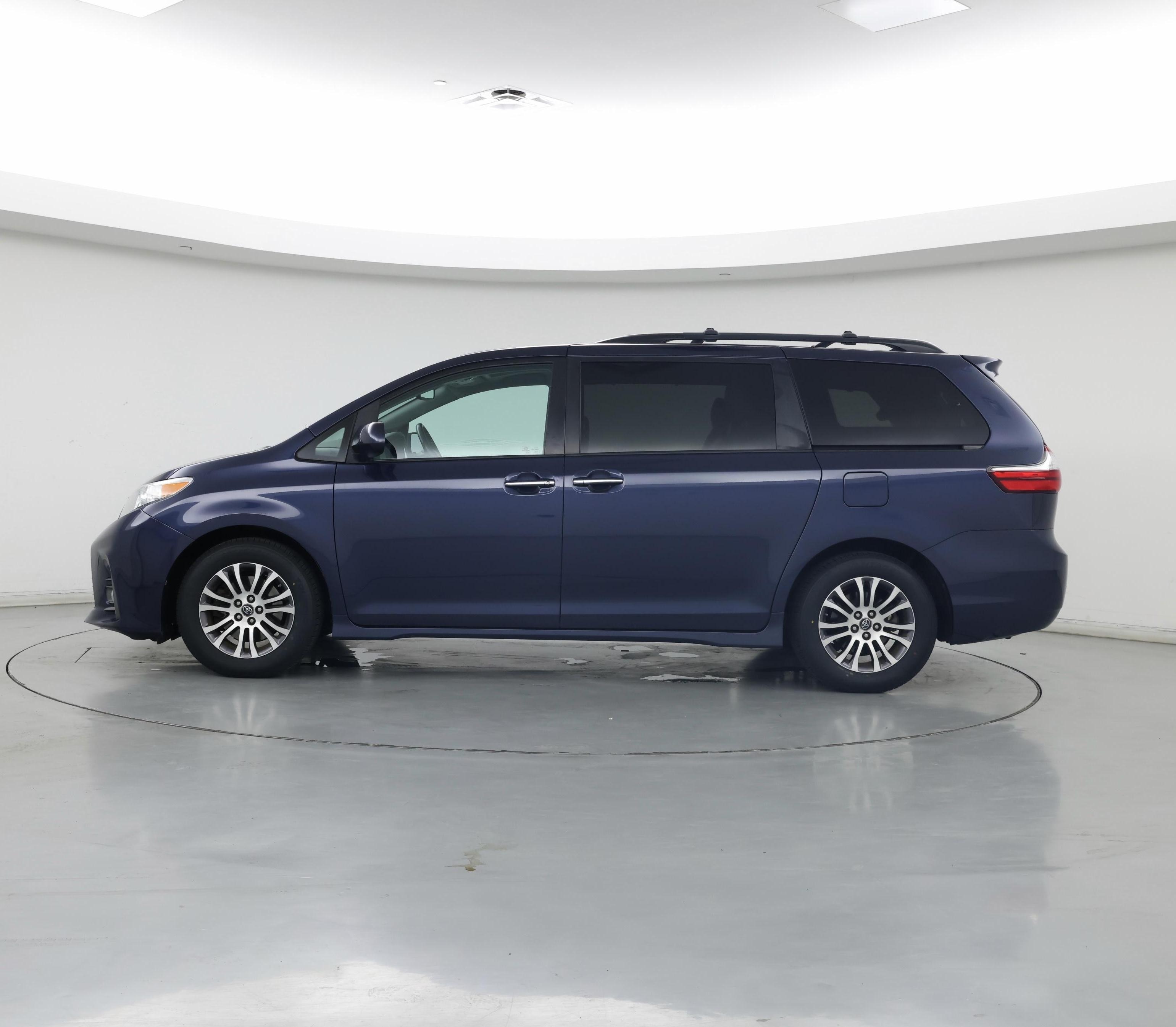 Thumbnail: 2019 Toyota Sienna - 3