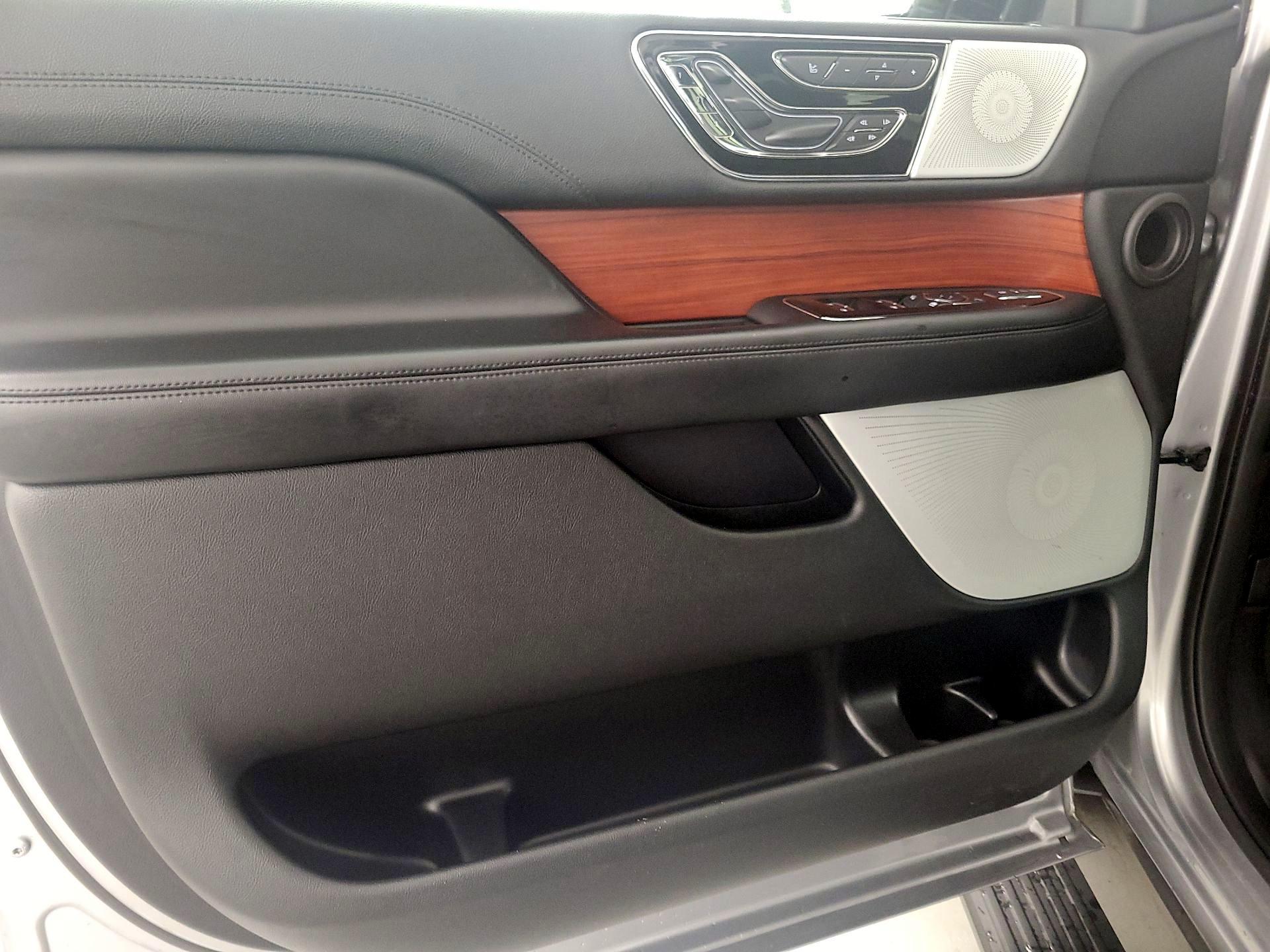Thumbnail: 2020 Lincoln Navigator - 12