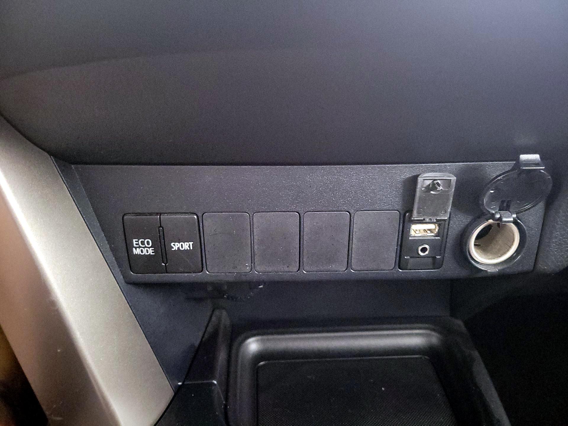 Thumbnail: 2015 Toyota RAV4 - 18