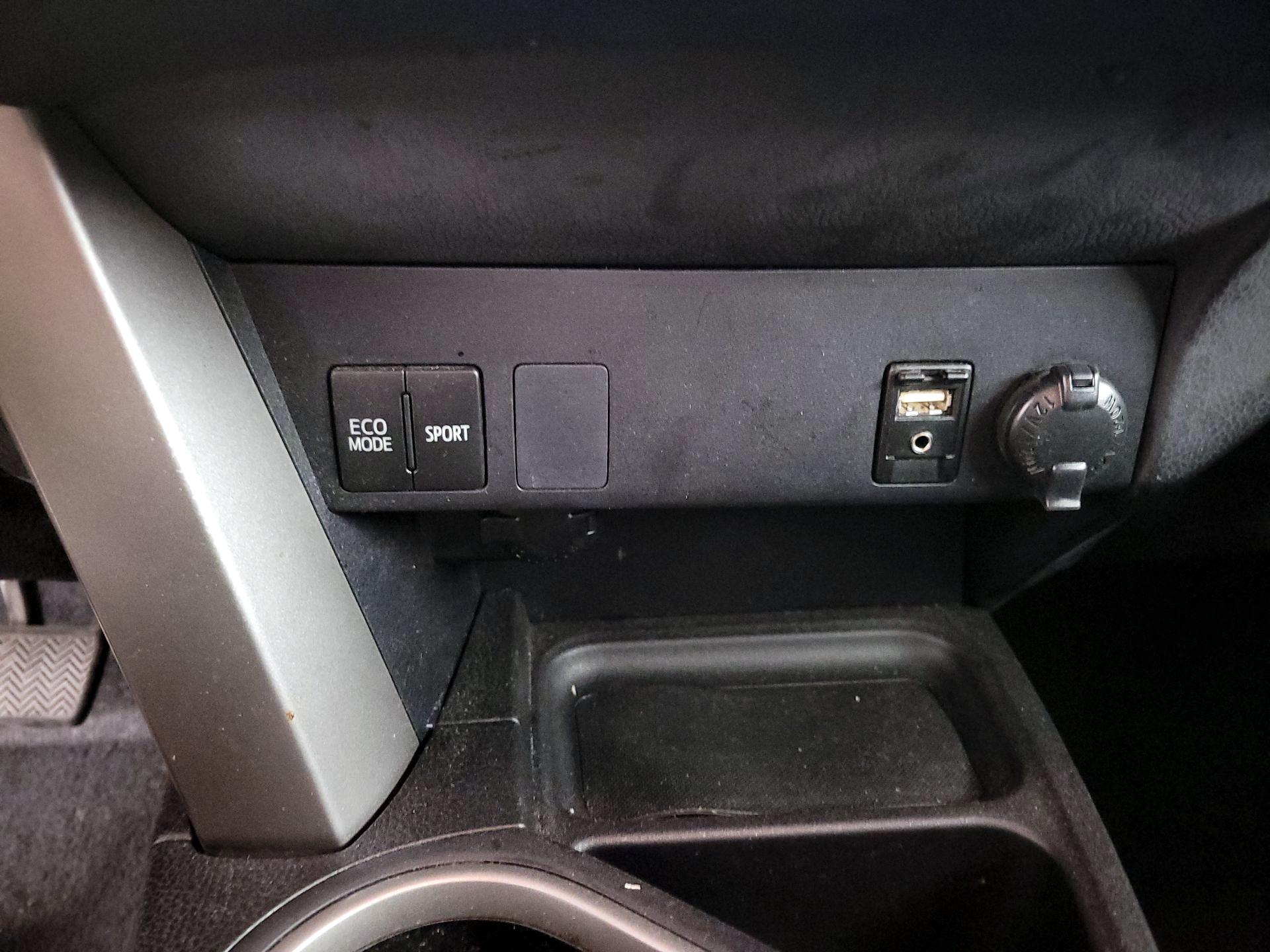 Thumbnail: 2016 Toyota RAV4 - 18