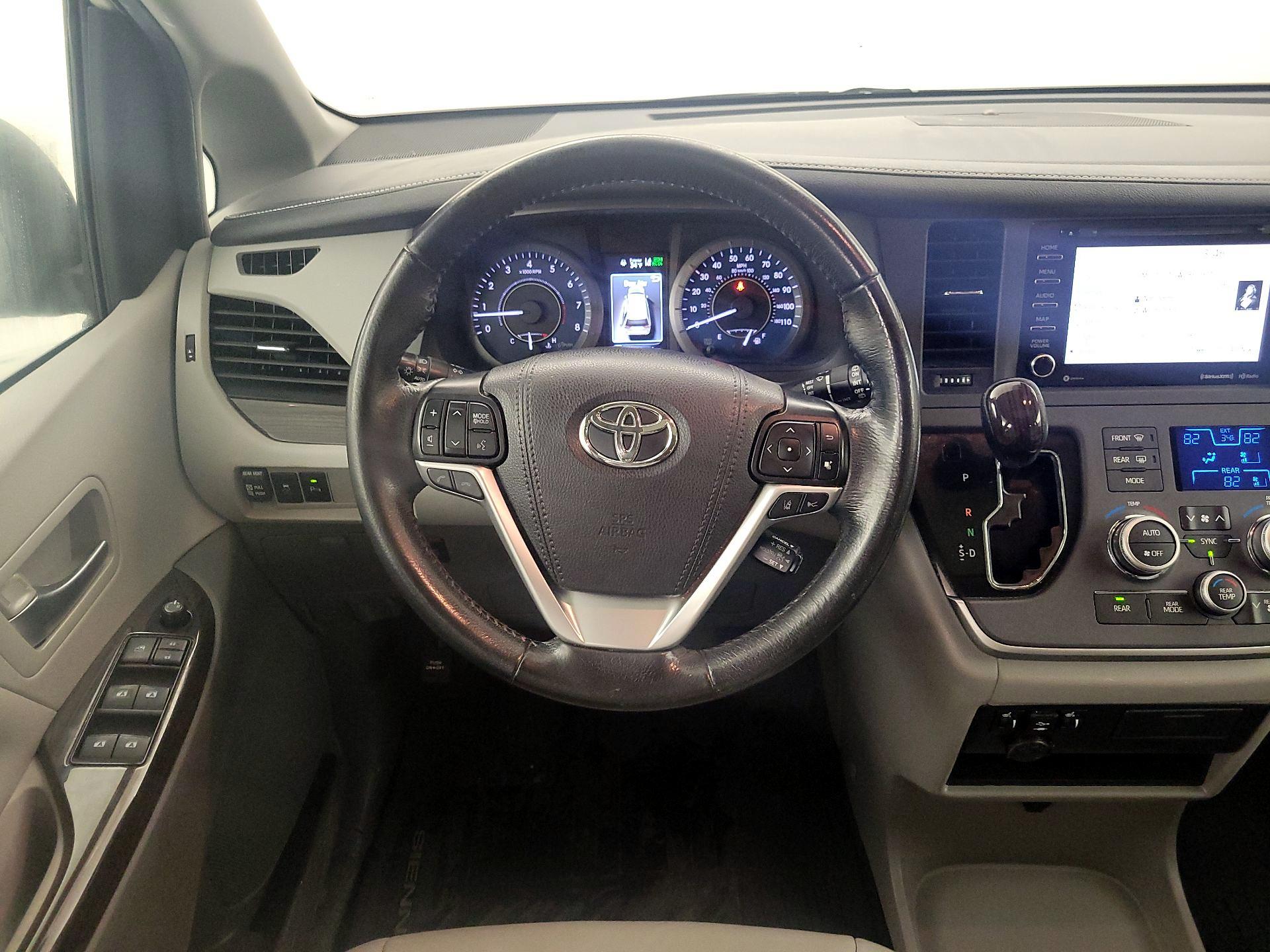 Thumbnail: 2020 Toyota Sienna - 10