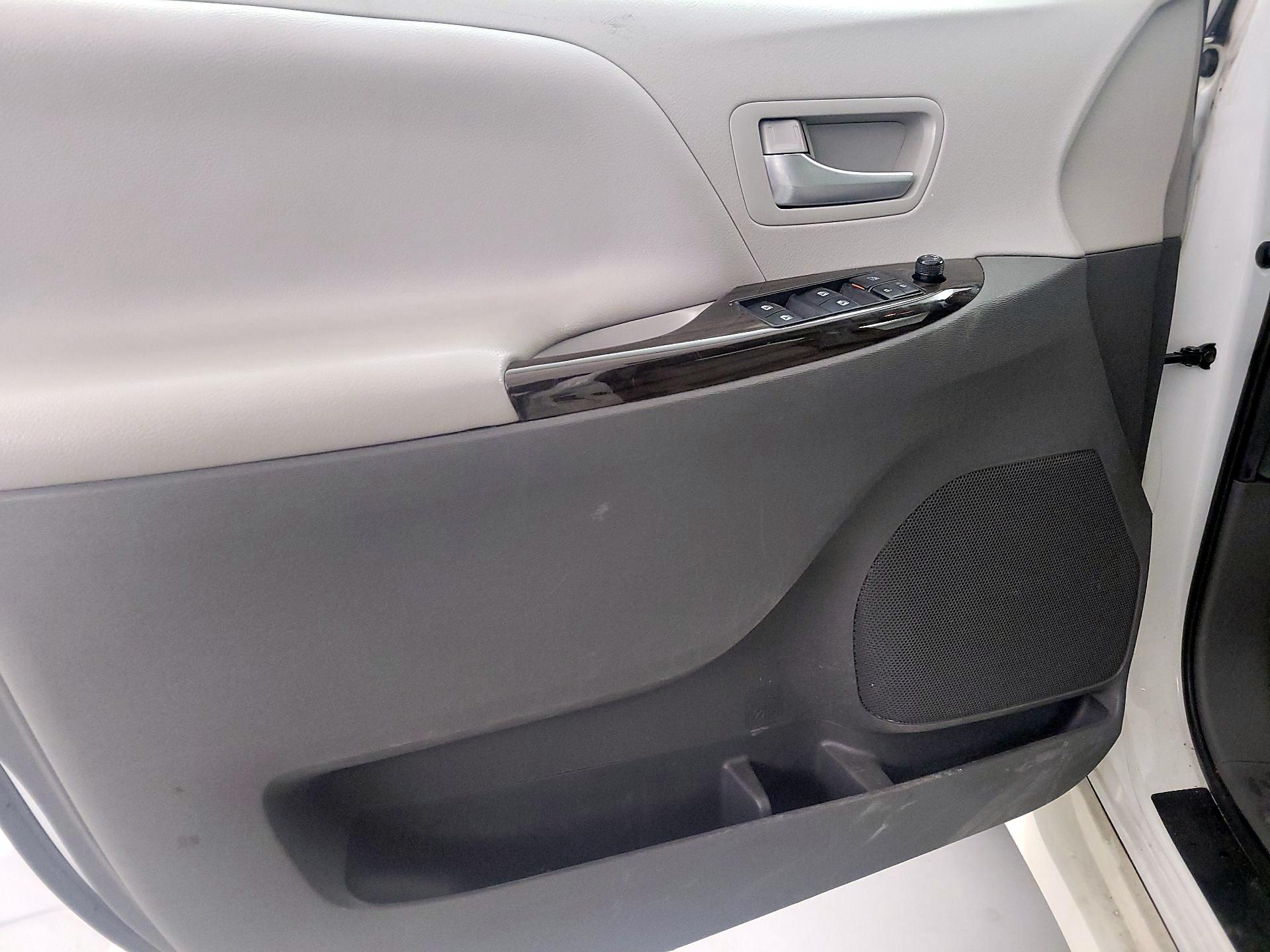 Thumbnail: 2020 Toyota Sienna - 12