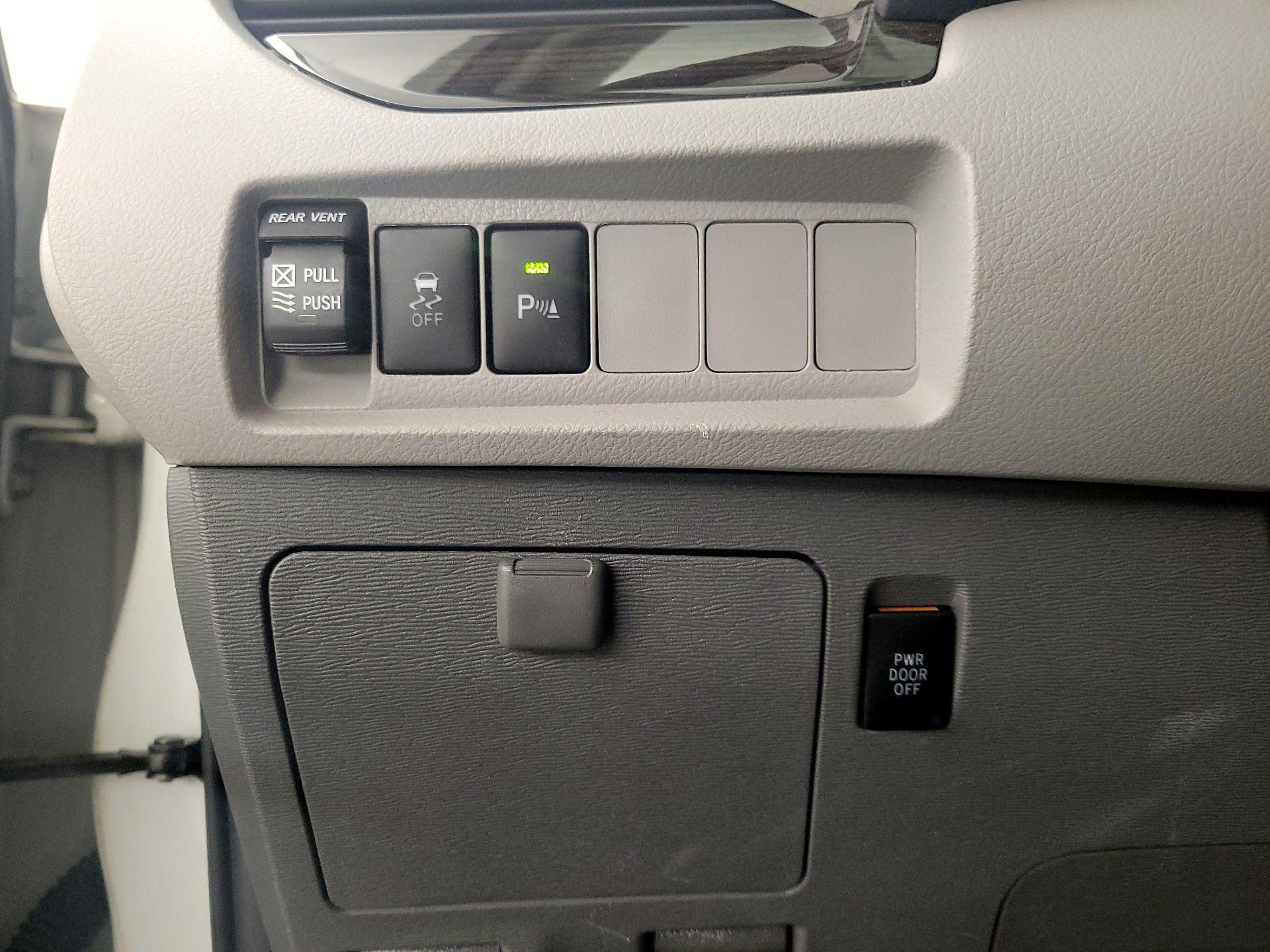 Thumbnail: 2020 Toyota Sienna - 13