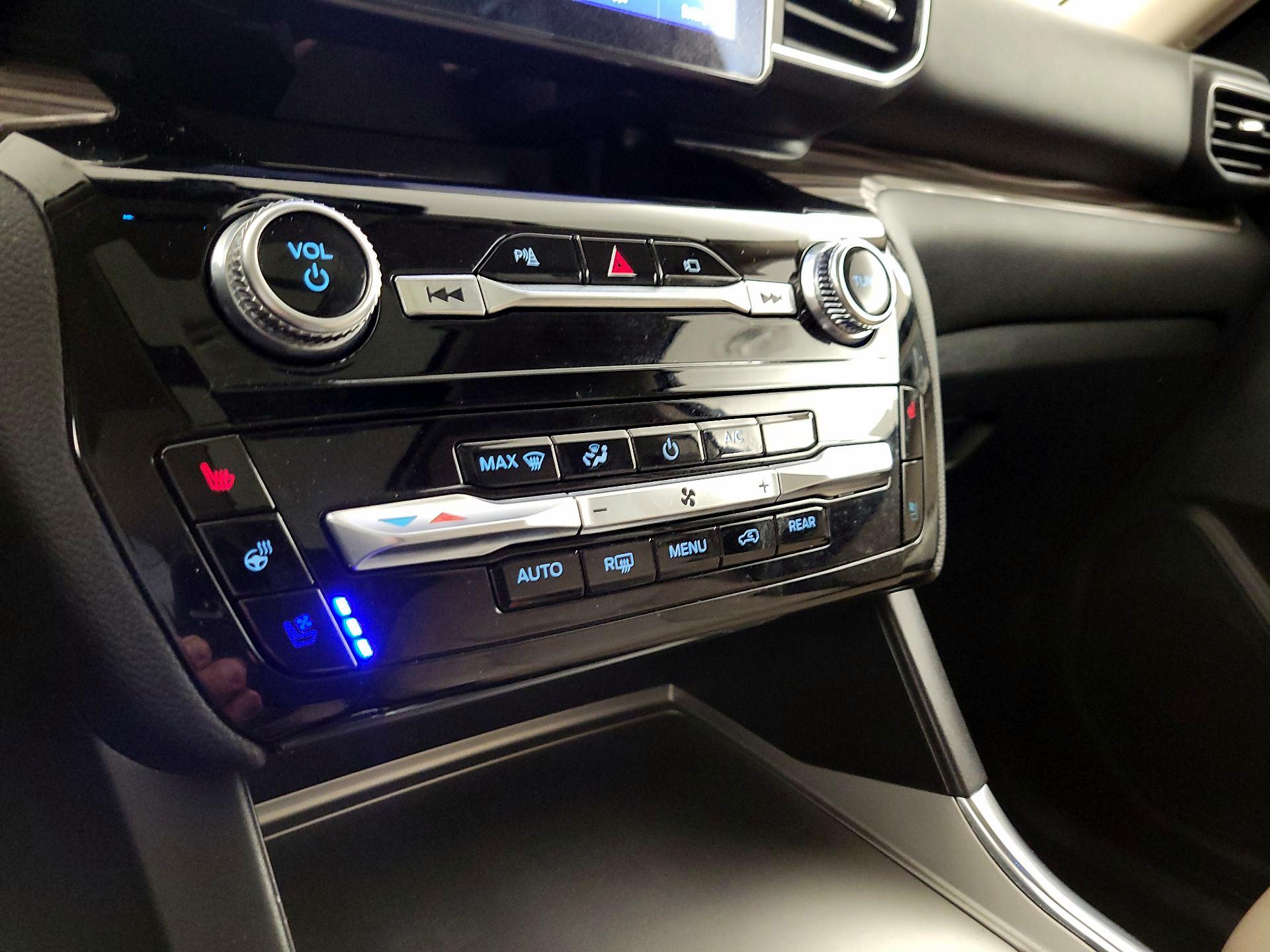 Thumbnail: 2022 Ford Explorer - 17