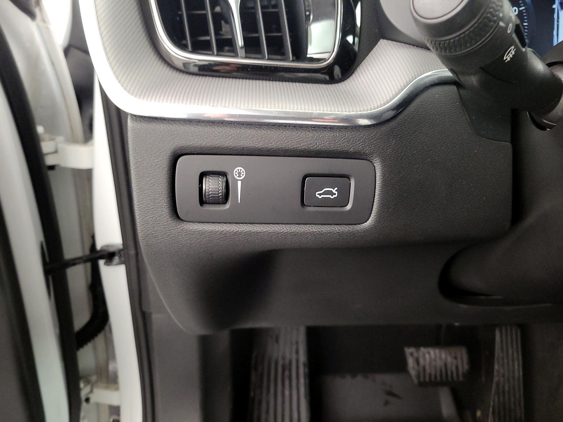 Thumbnail: 2019 Volvo XC60 - 13