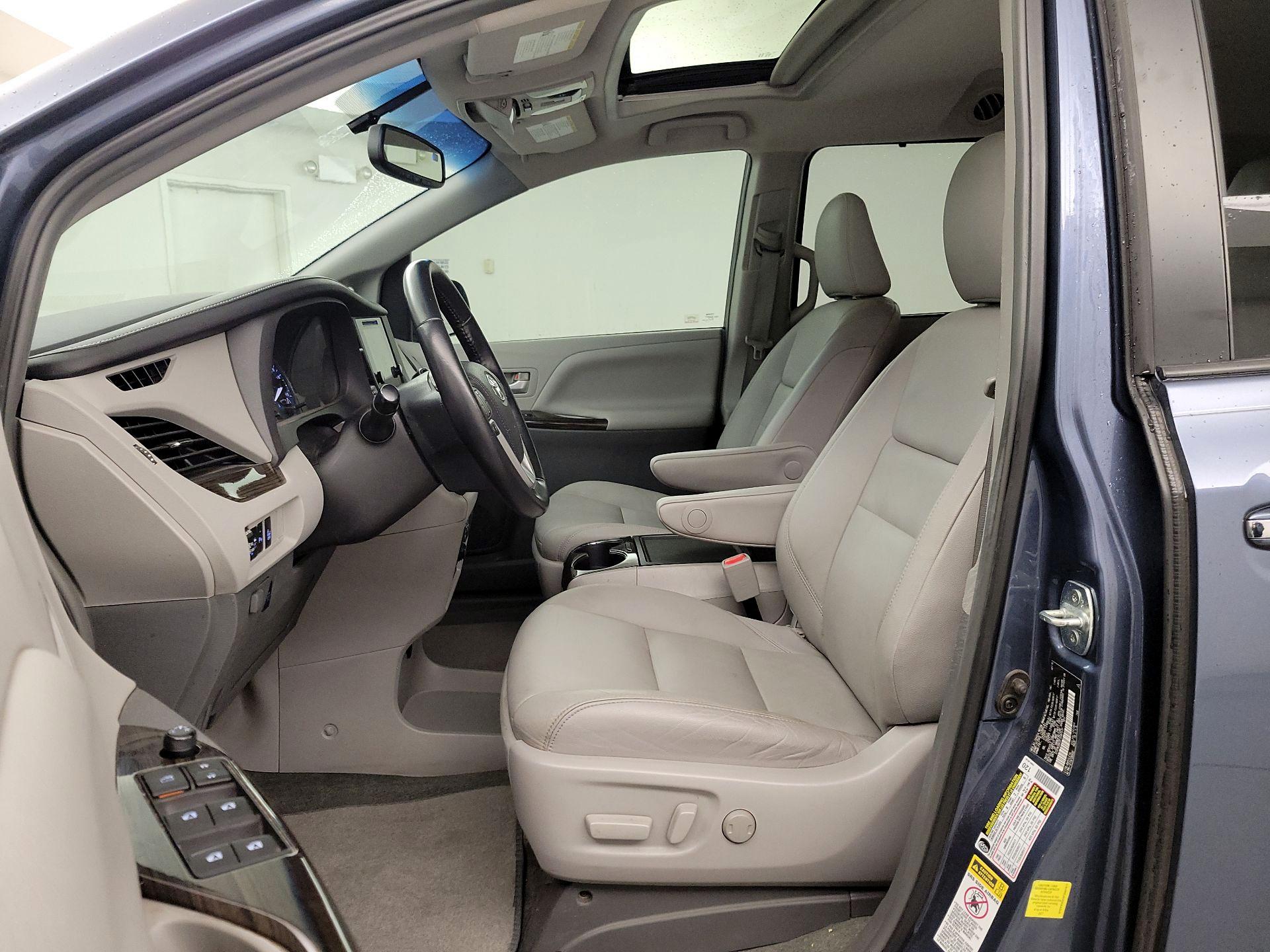 Thumbnail: 2015 Toyota Sienna - 11